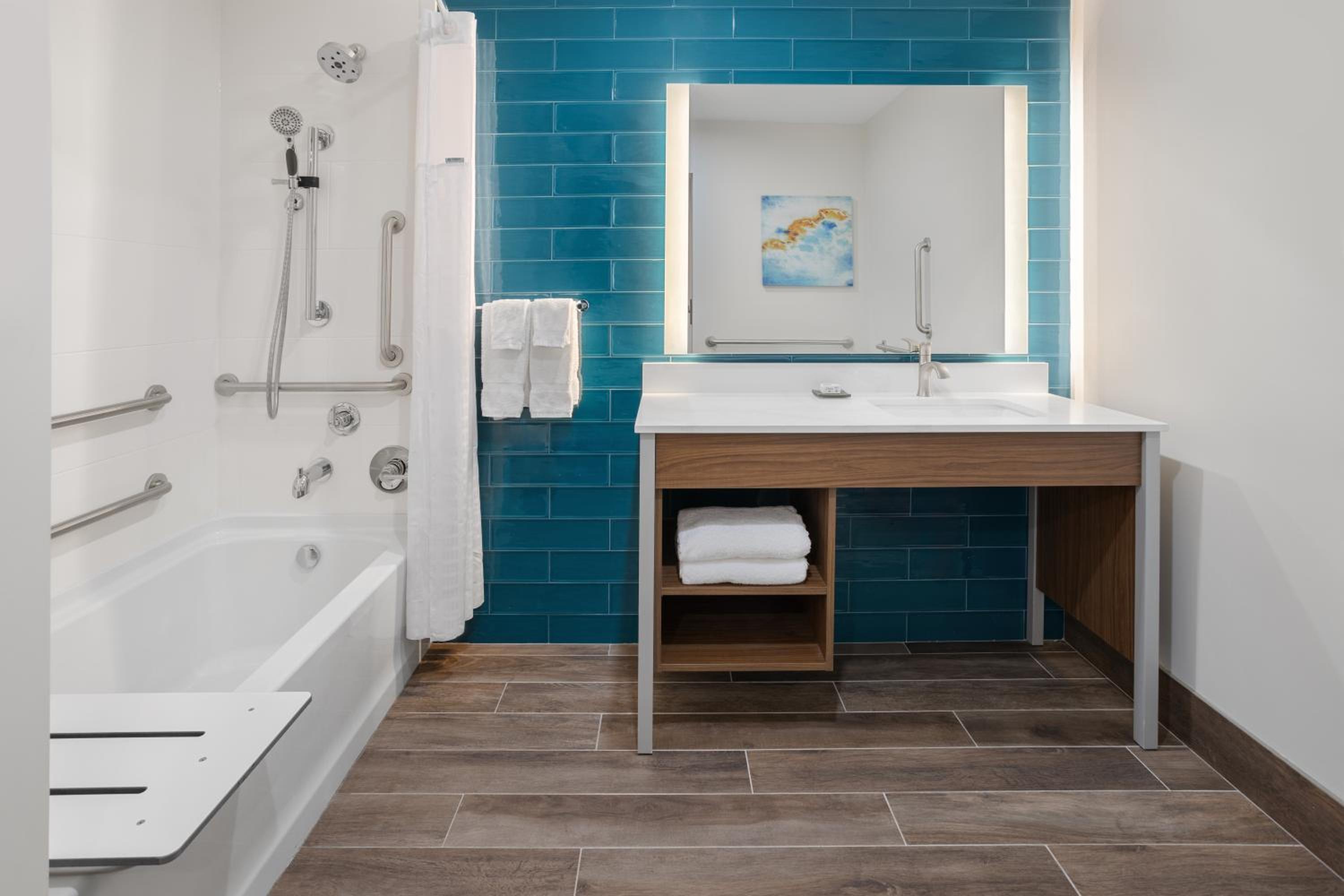 King Room with Mobility Access and Bathtub with Grab Bars, Non-Smoking - Photo 5