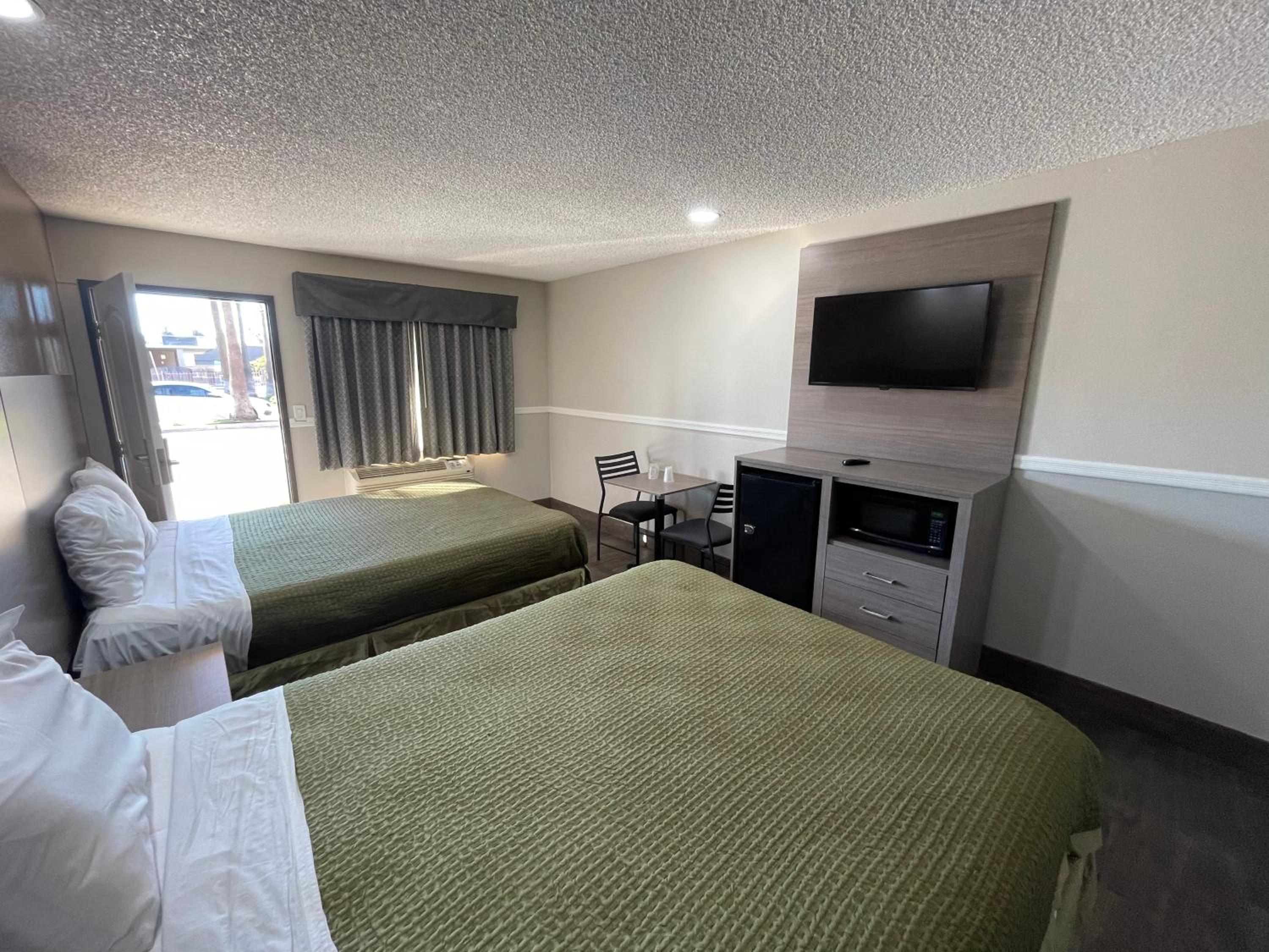 Queen Room with Two Queen Beds - Smoking