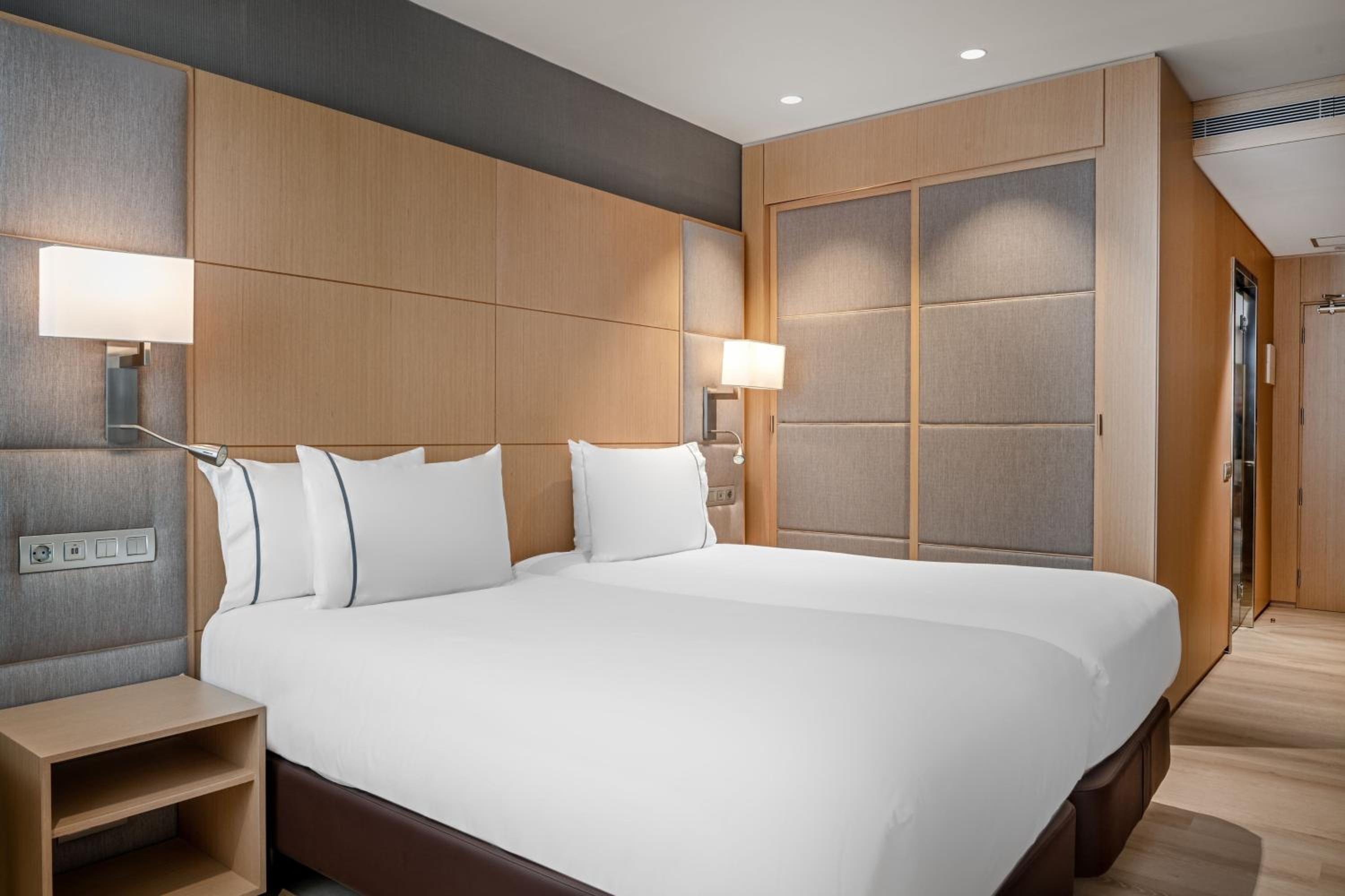 Standard Twin Room with Street View