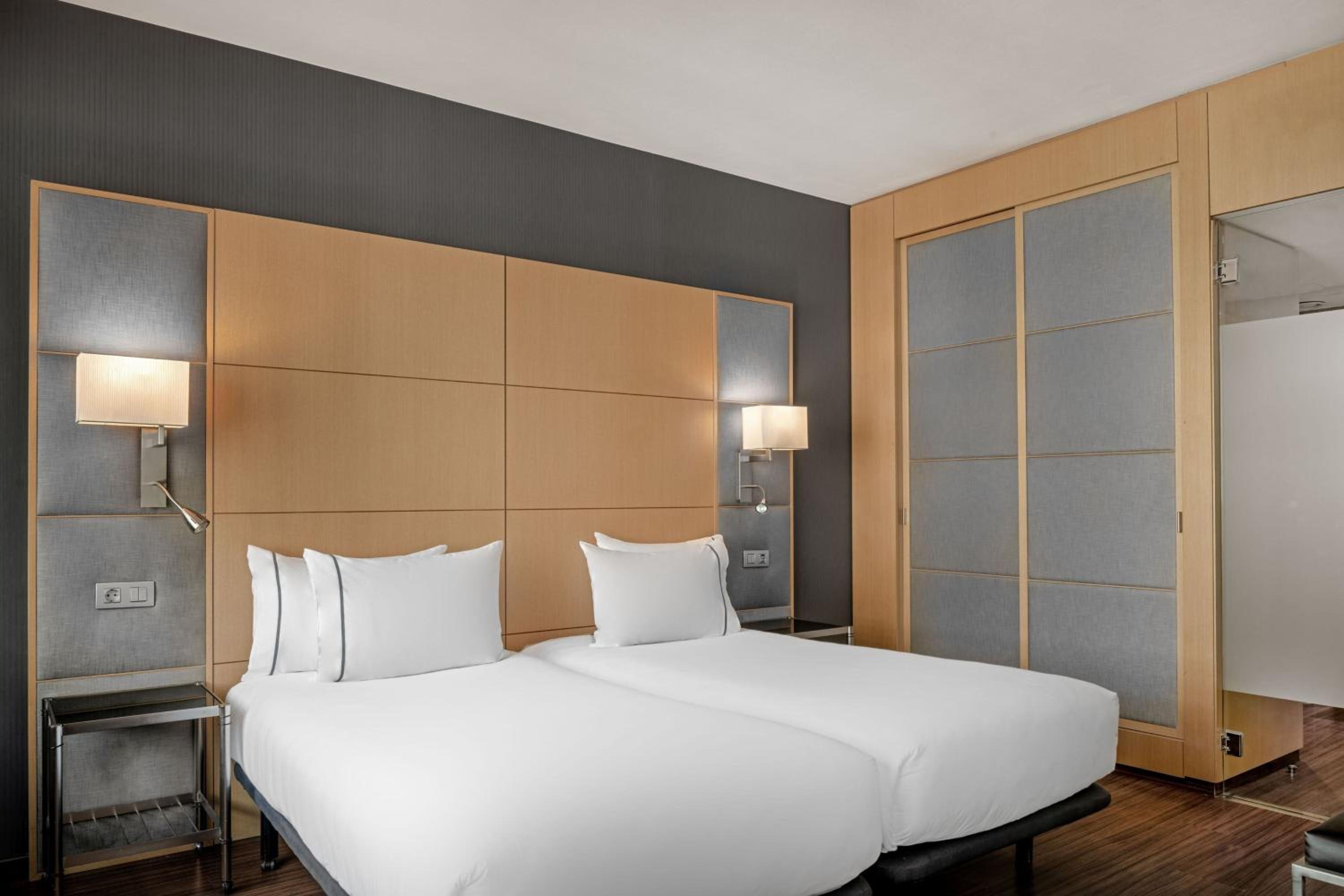 Standard Twin Room with Street View