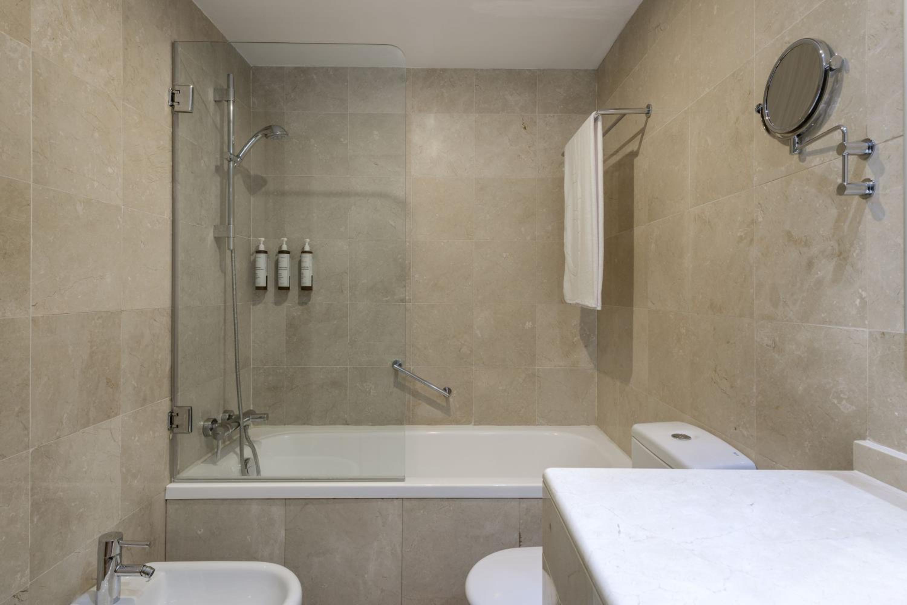 One-Bedroom Junior King Suite with Street View