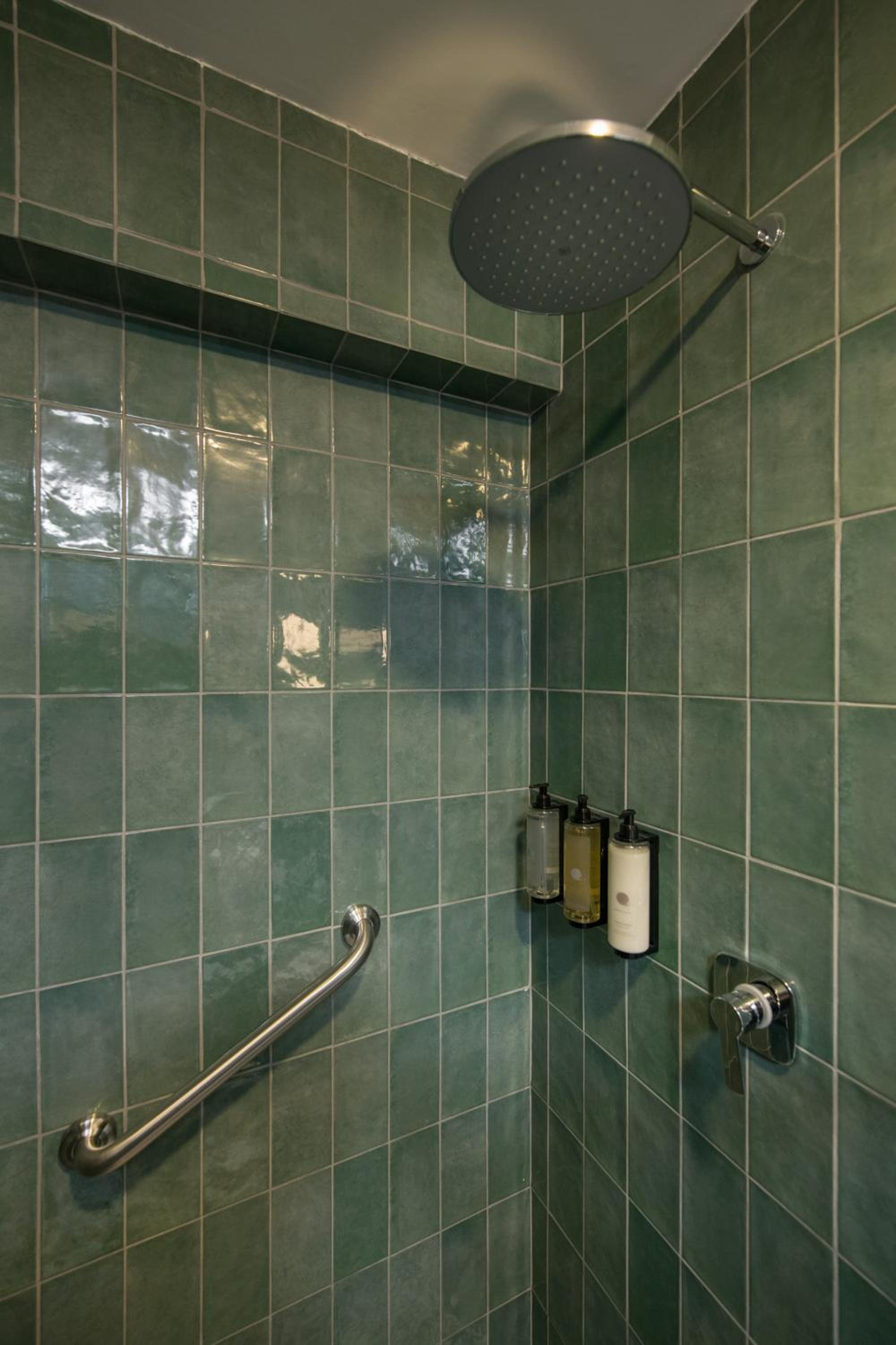 Queen Room with Roll-in Shower - Mobility Accessible - Photo 6