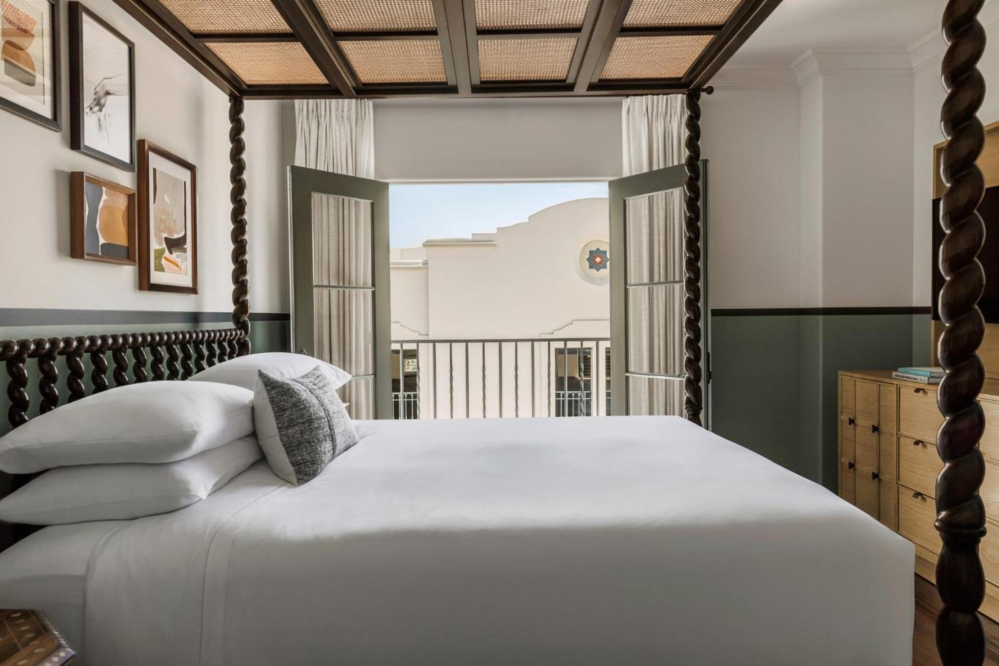 Premium King Room with Juliet Balcony - Photo 2