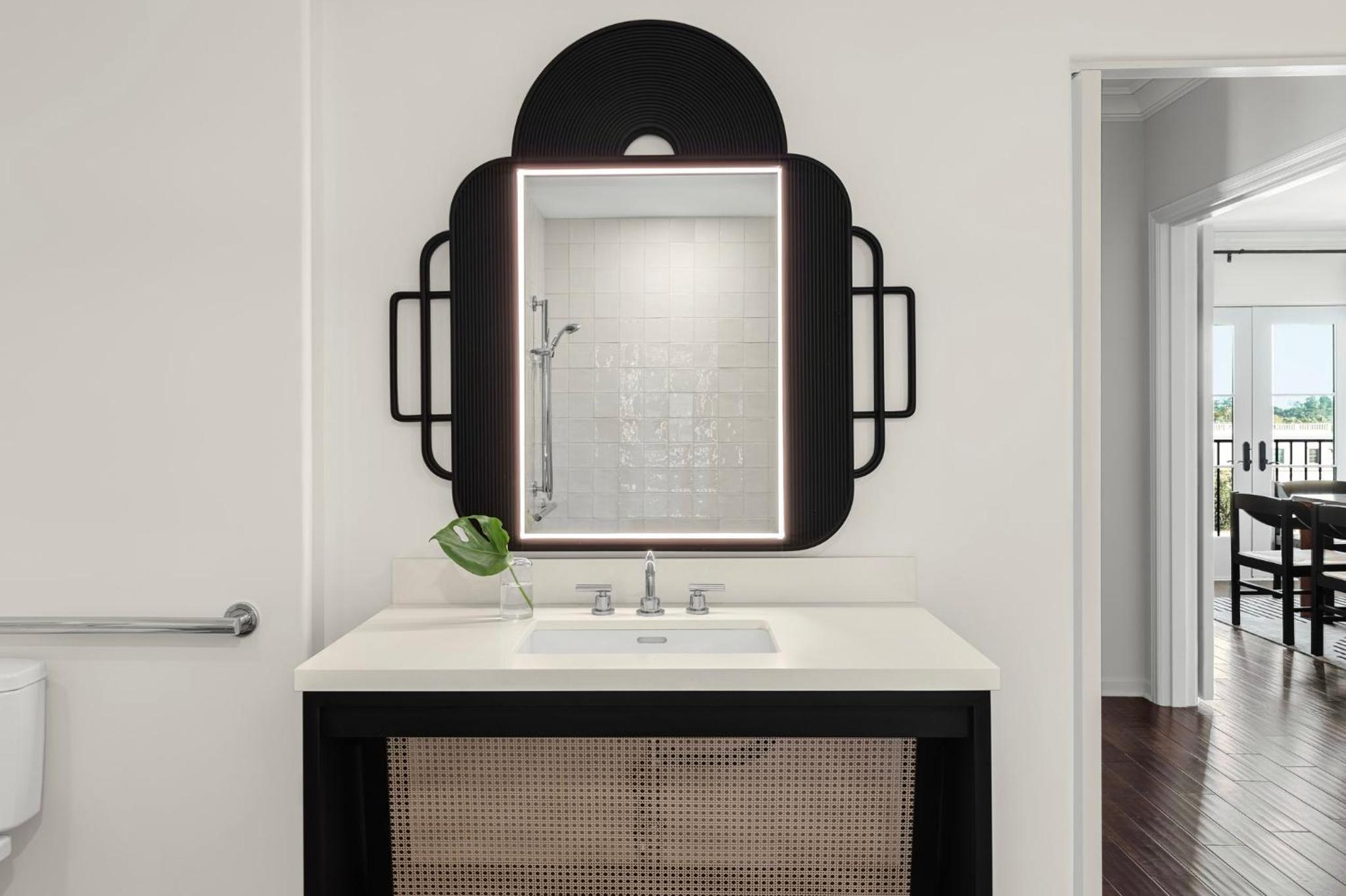 Canary King Suite - Accessible - Photo 8