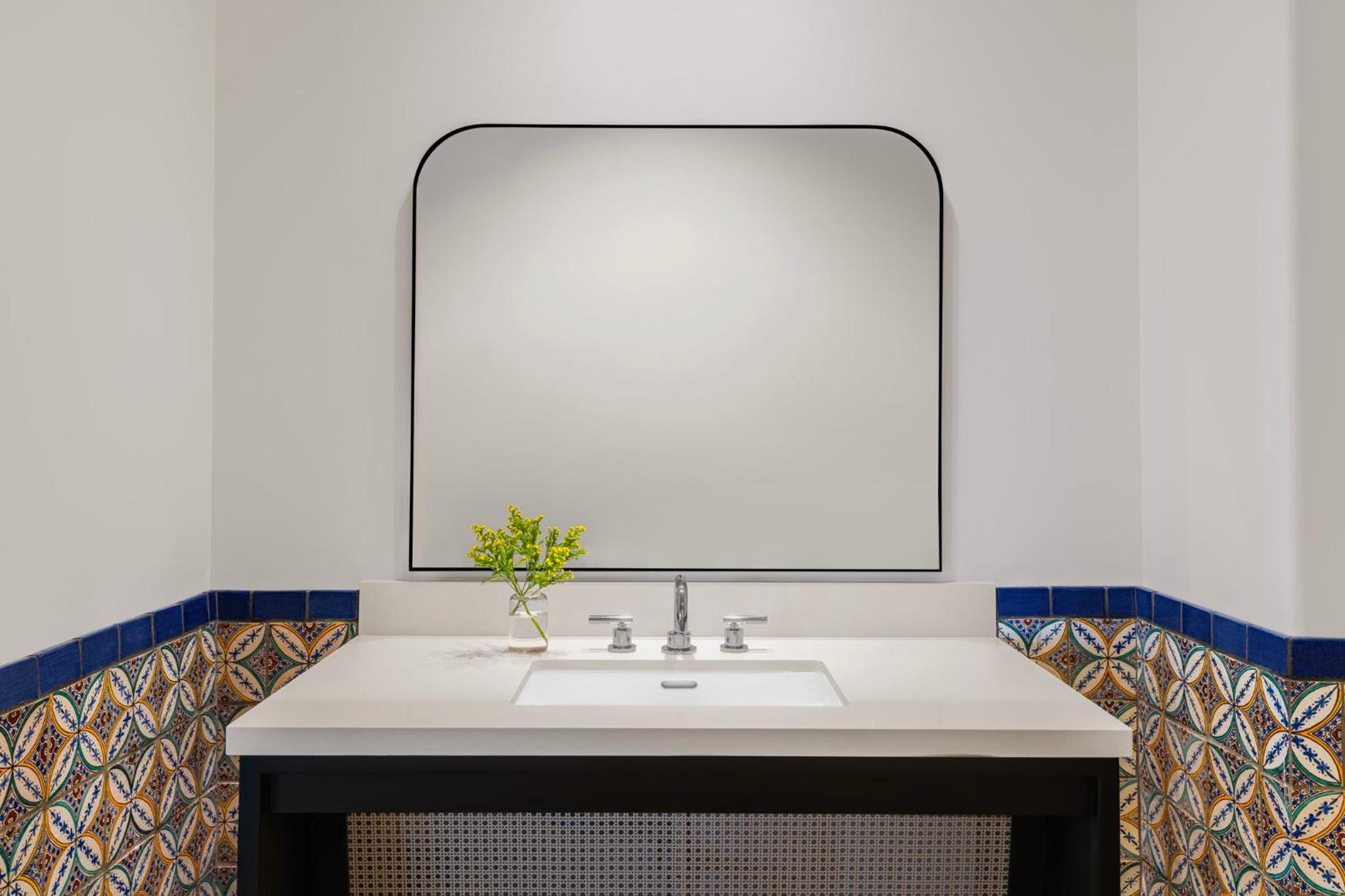 Canary King Suite - Accessible - Photo 18