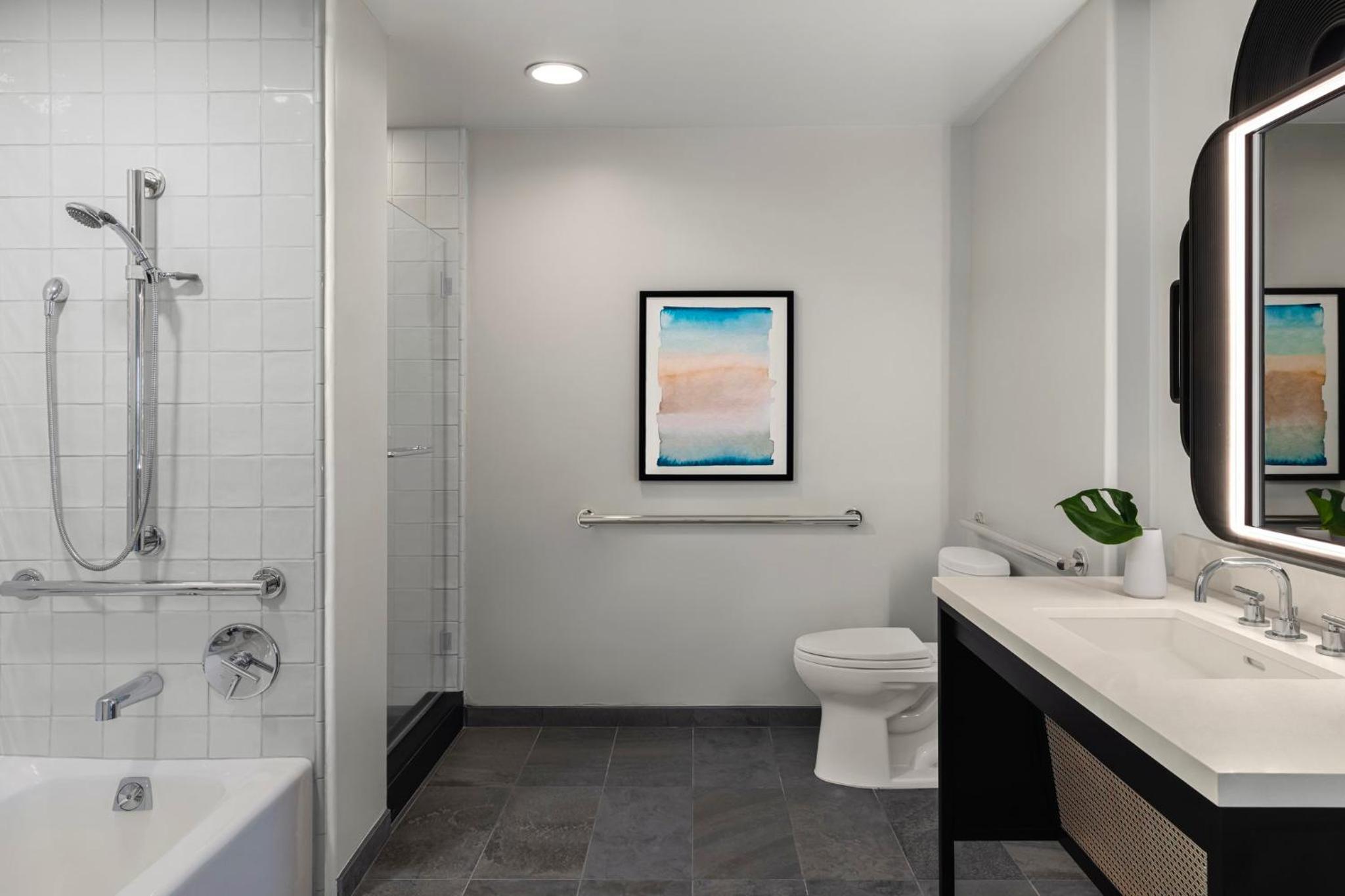 Canary King Suite - Accessible - Photo 6