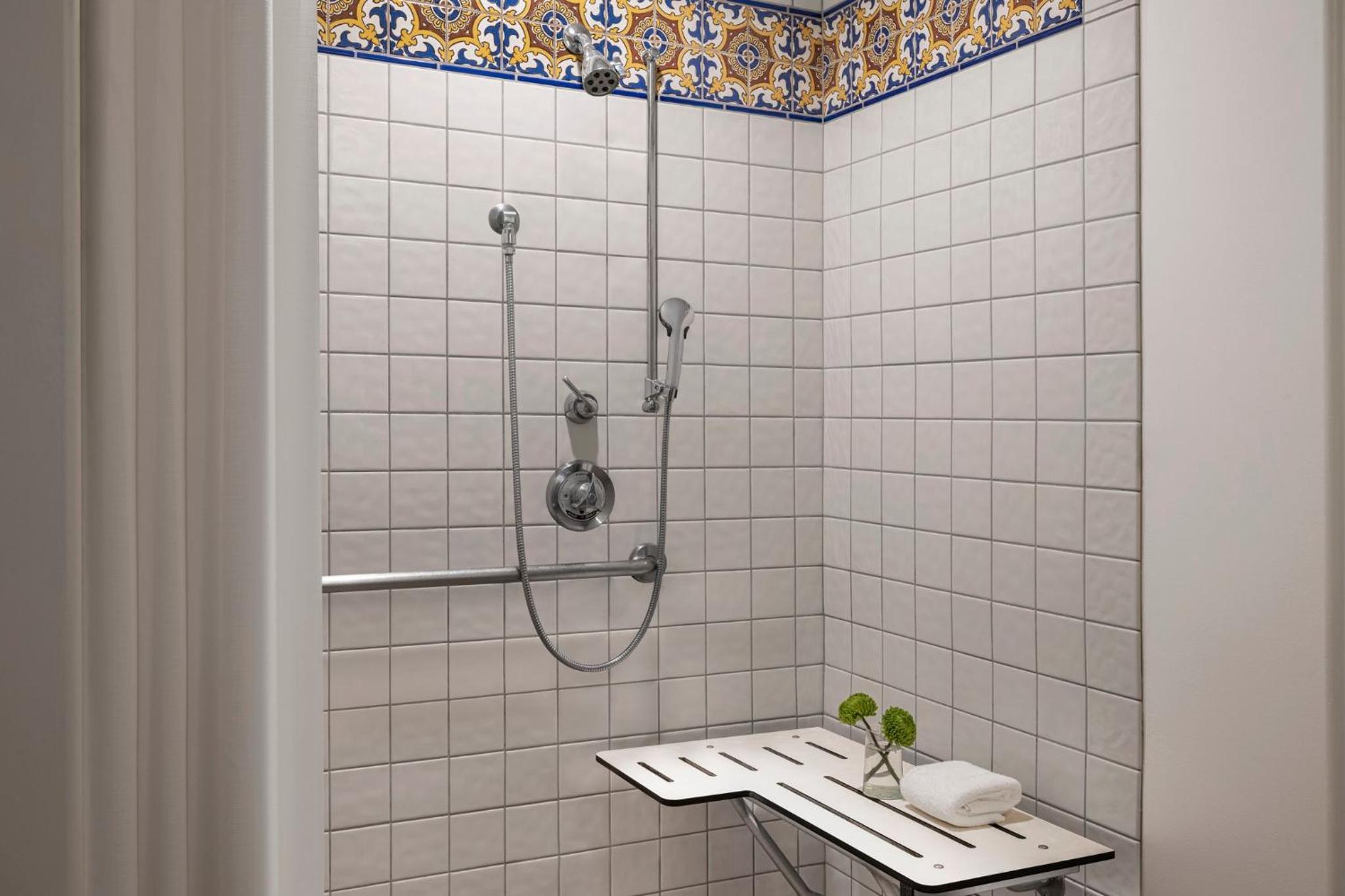 King Room with Mobility Accessible Roll-In Shower - Non-Smoking - Photo 4