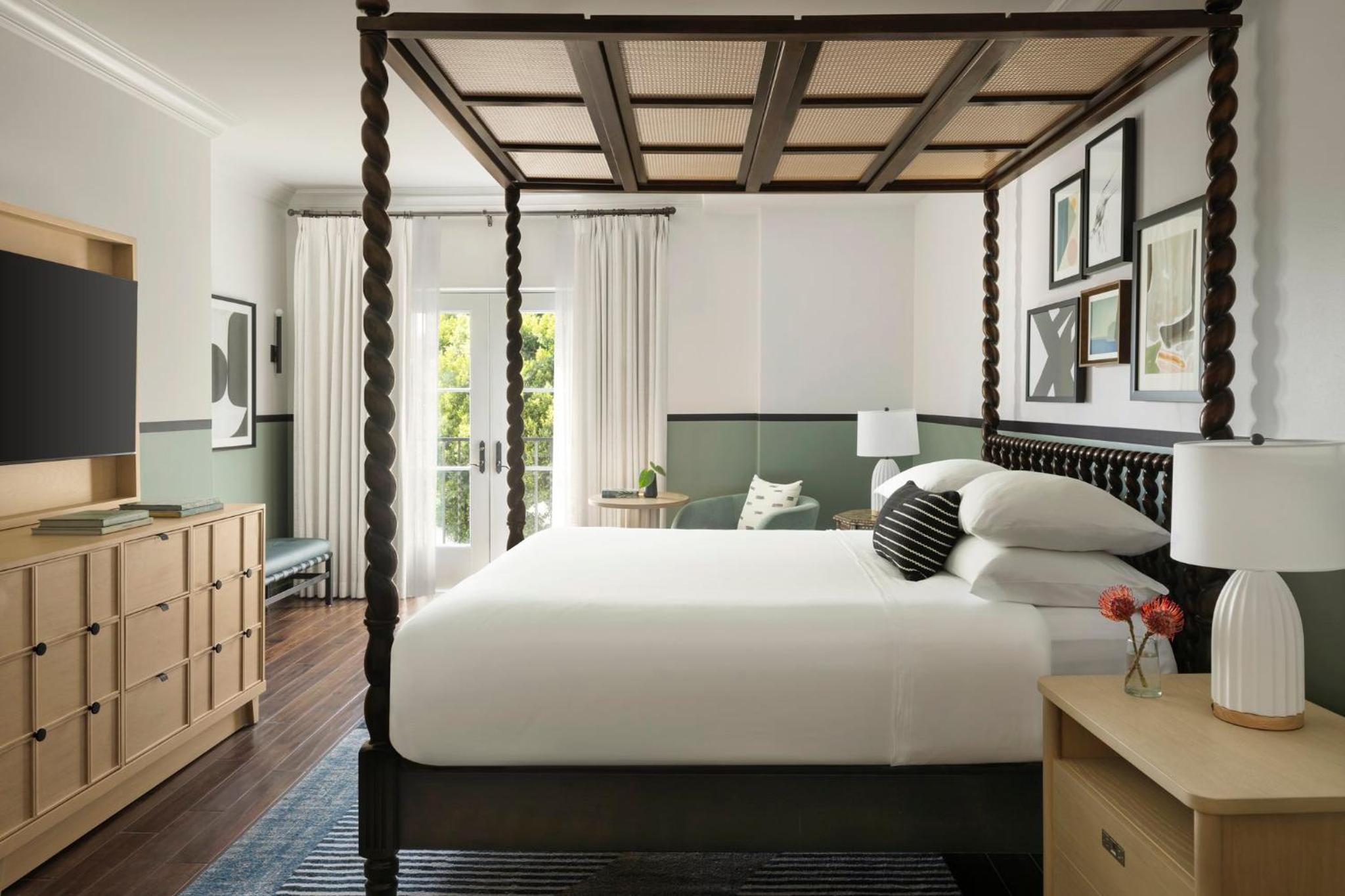 Premium King Room with Juliet Balcony - Photo 1