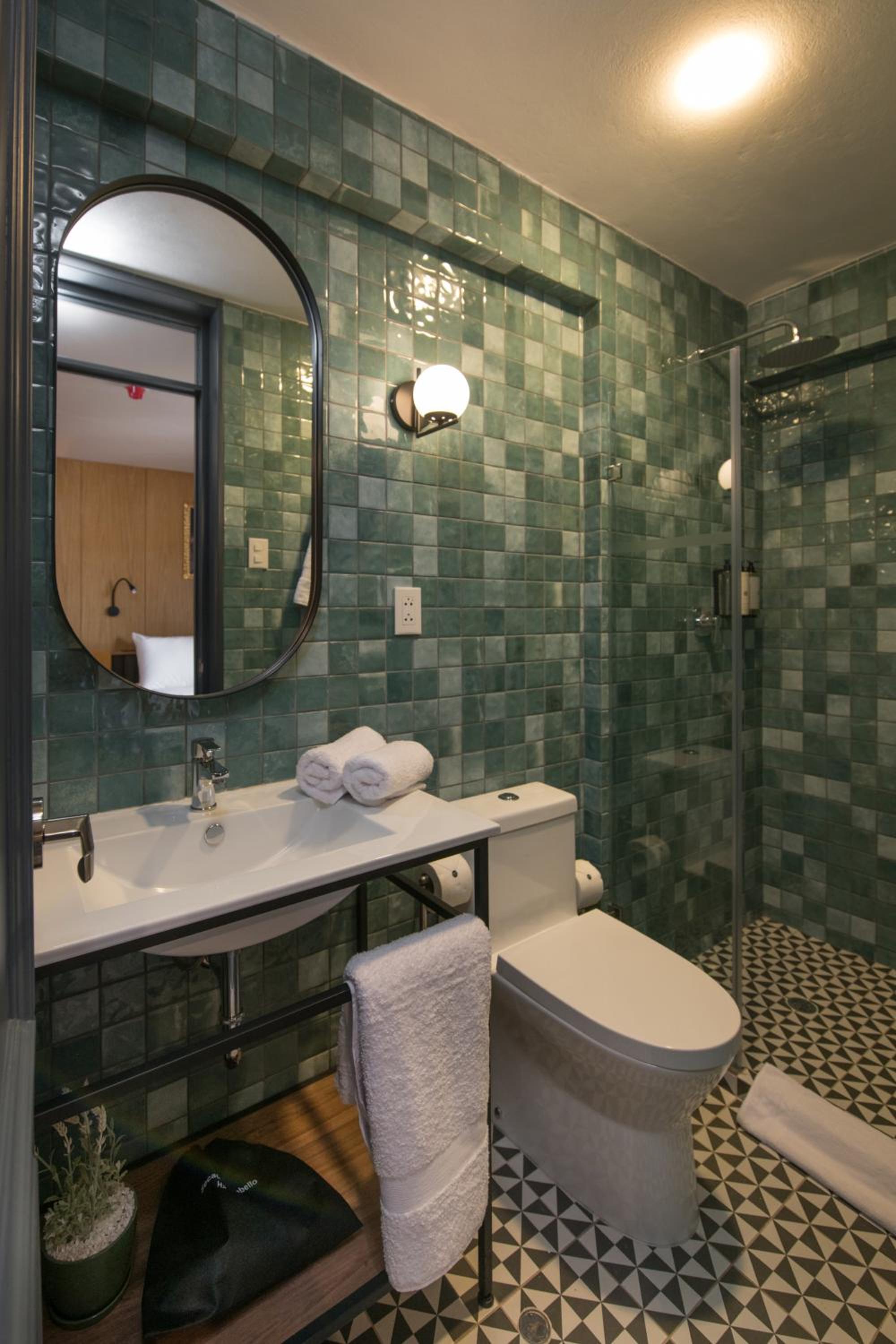 Queen Room with Roll-in Shower - Mobility Accessible - Photo 4