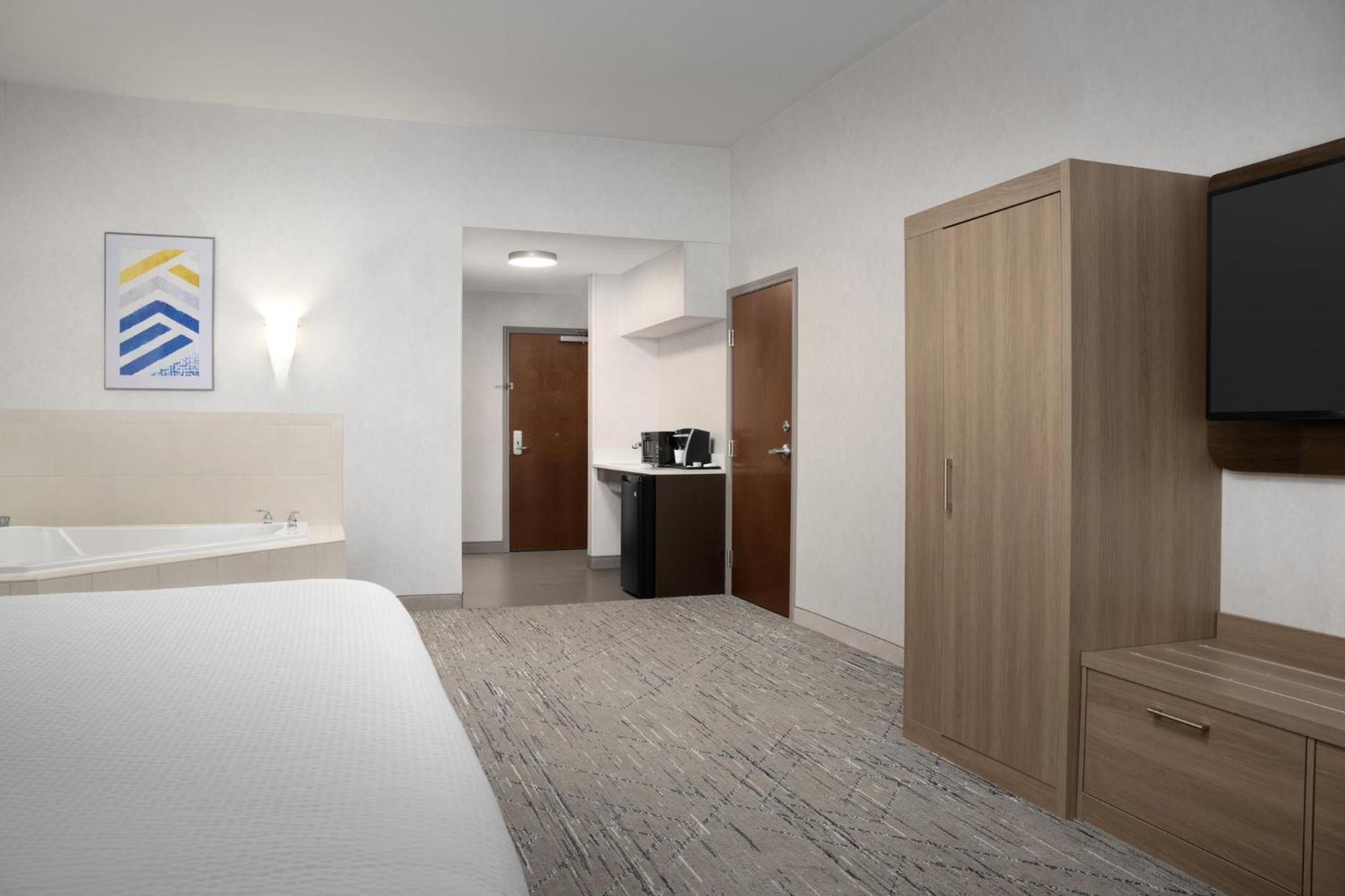 Deluxe Suite - Mobility Accessible - Non-Smoking