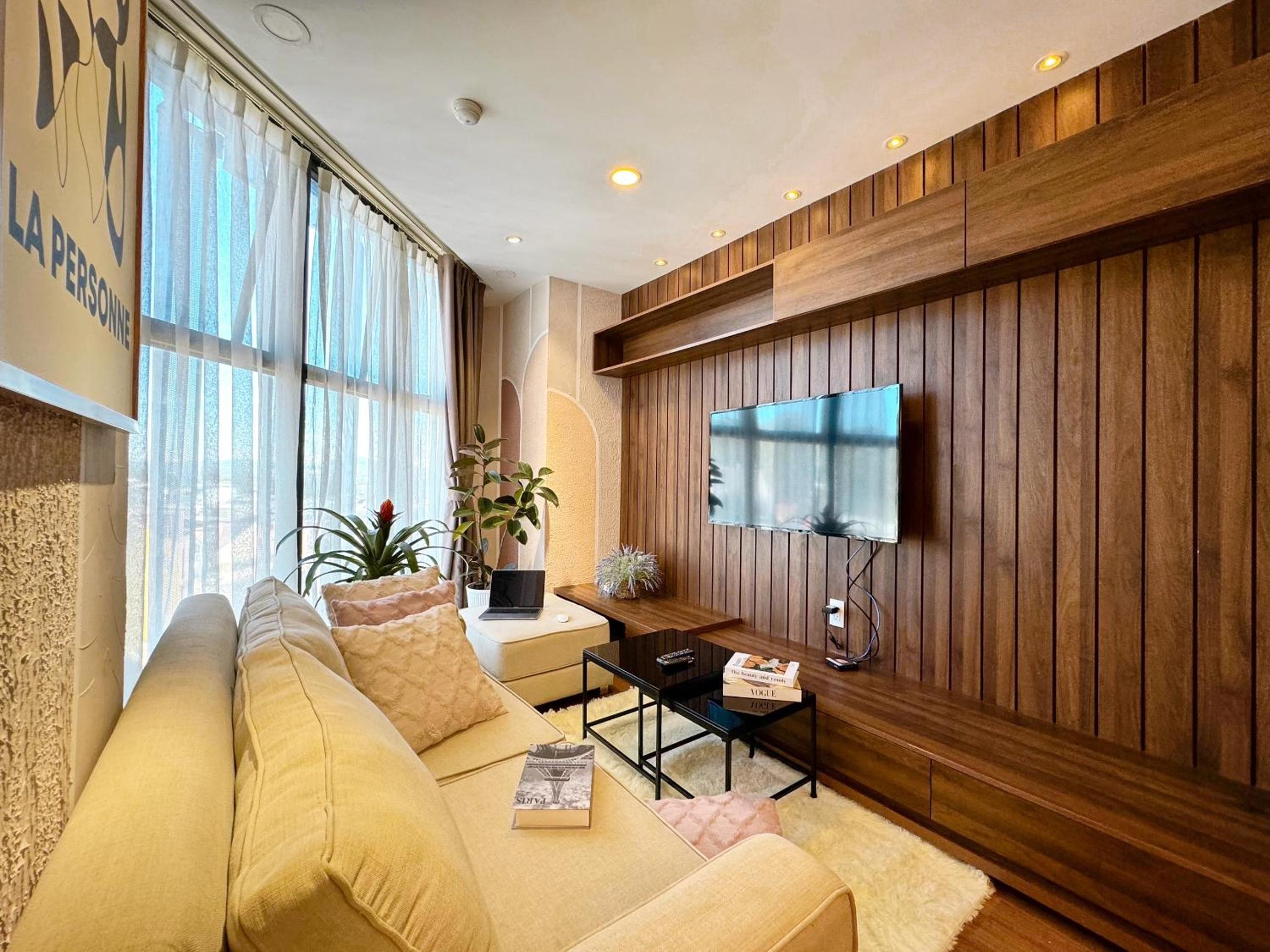 One-Bedroom Apartment - Photo 2