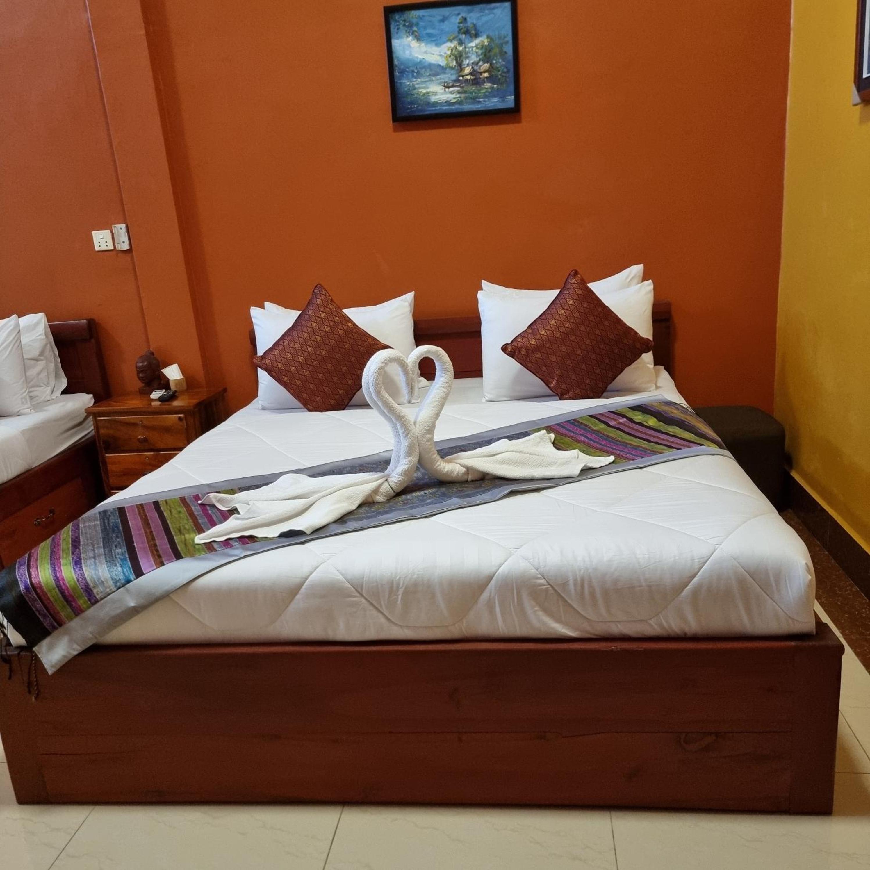 King Room with Balcony - Photo 11
