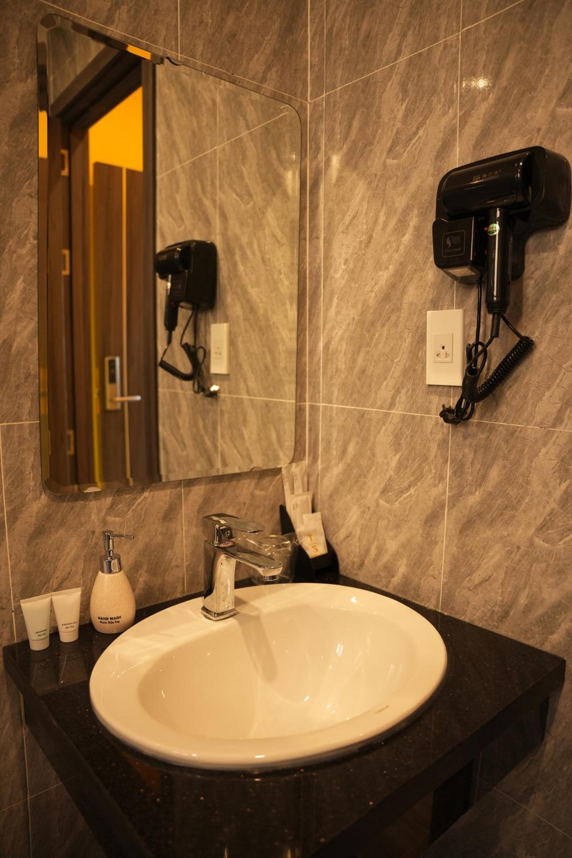 Superior King Room - Photo 7