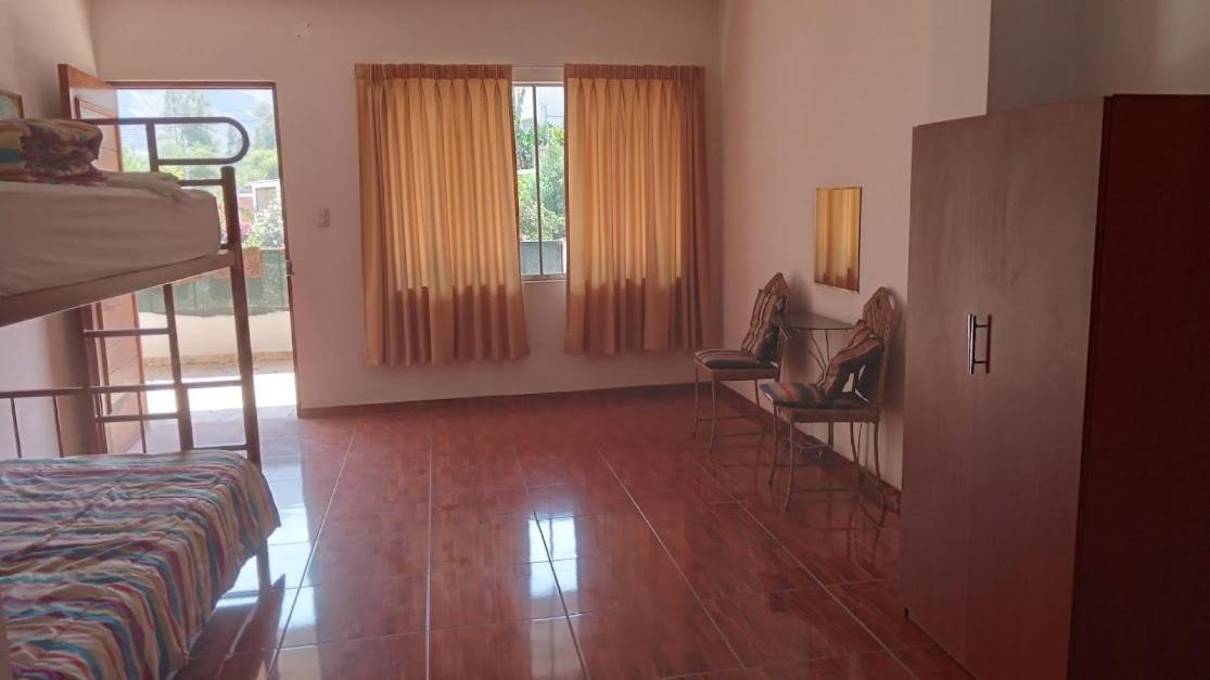 Six-Bedroom House photo 3