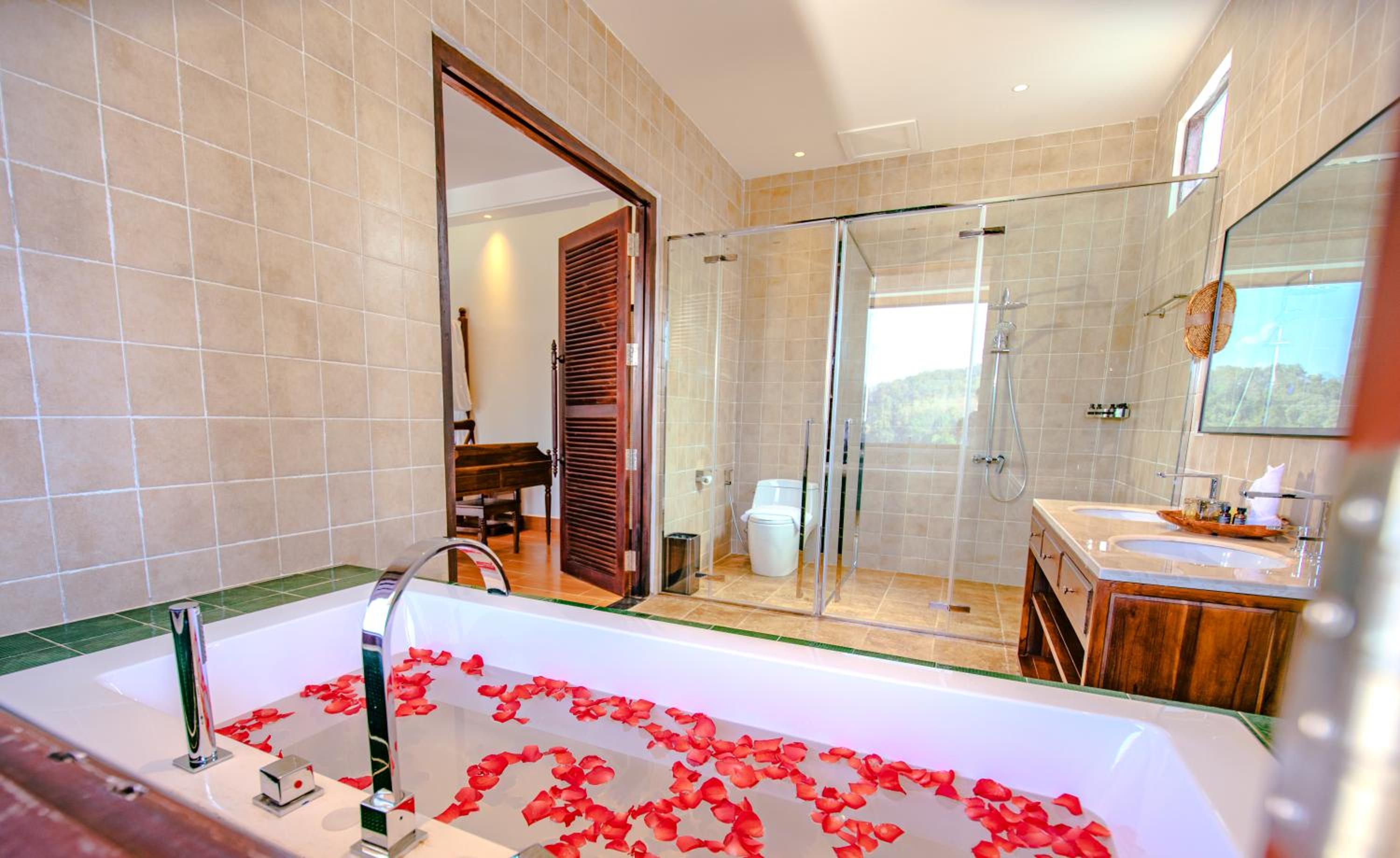 King Suite with Pool View photo 3