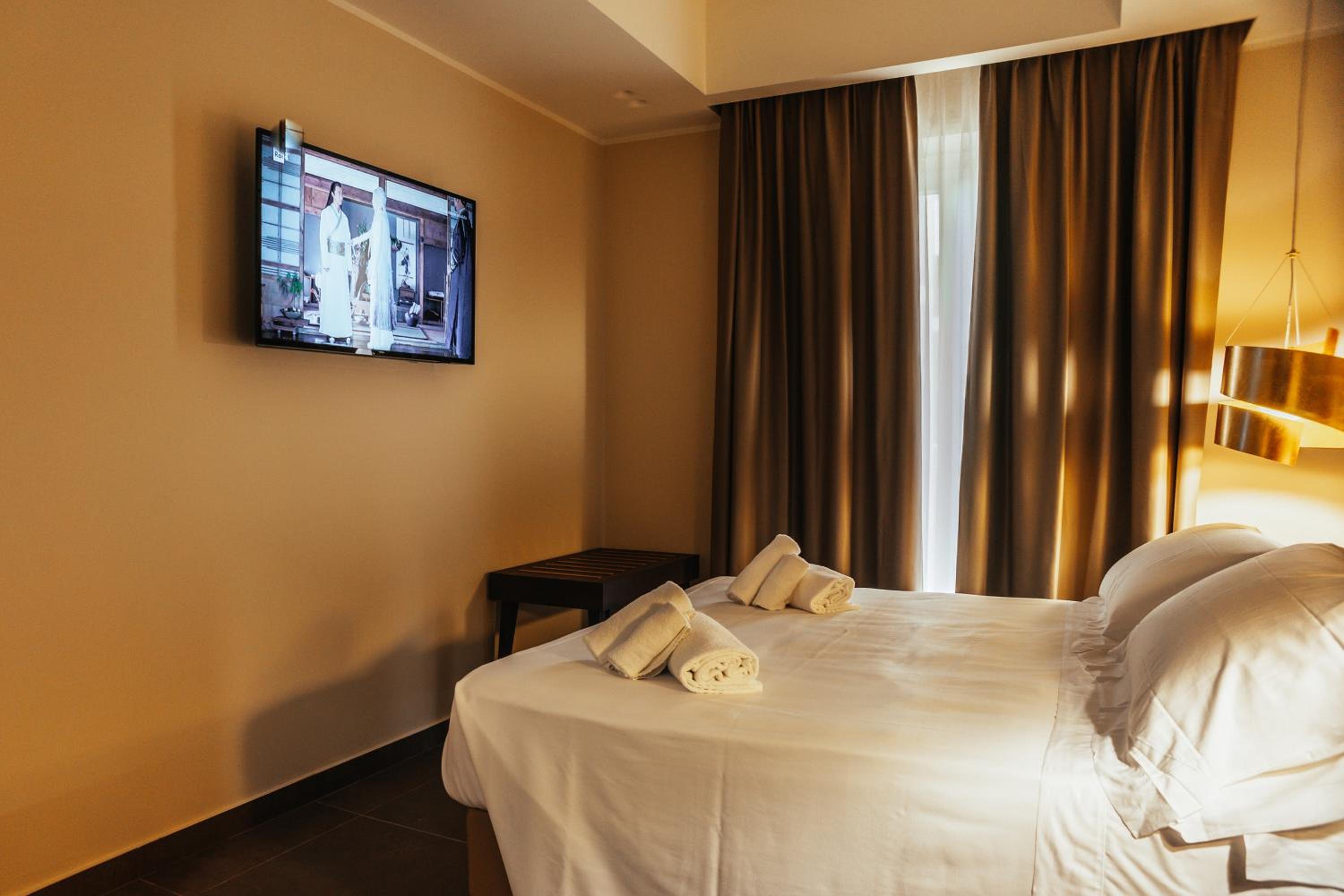 Double or Twin Room - Photo 10