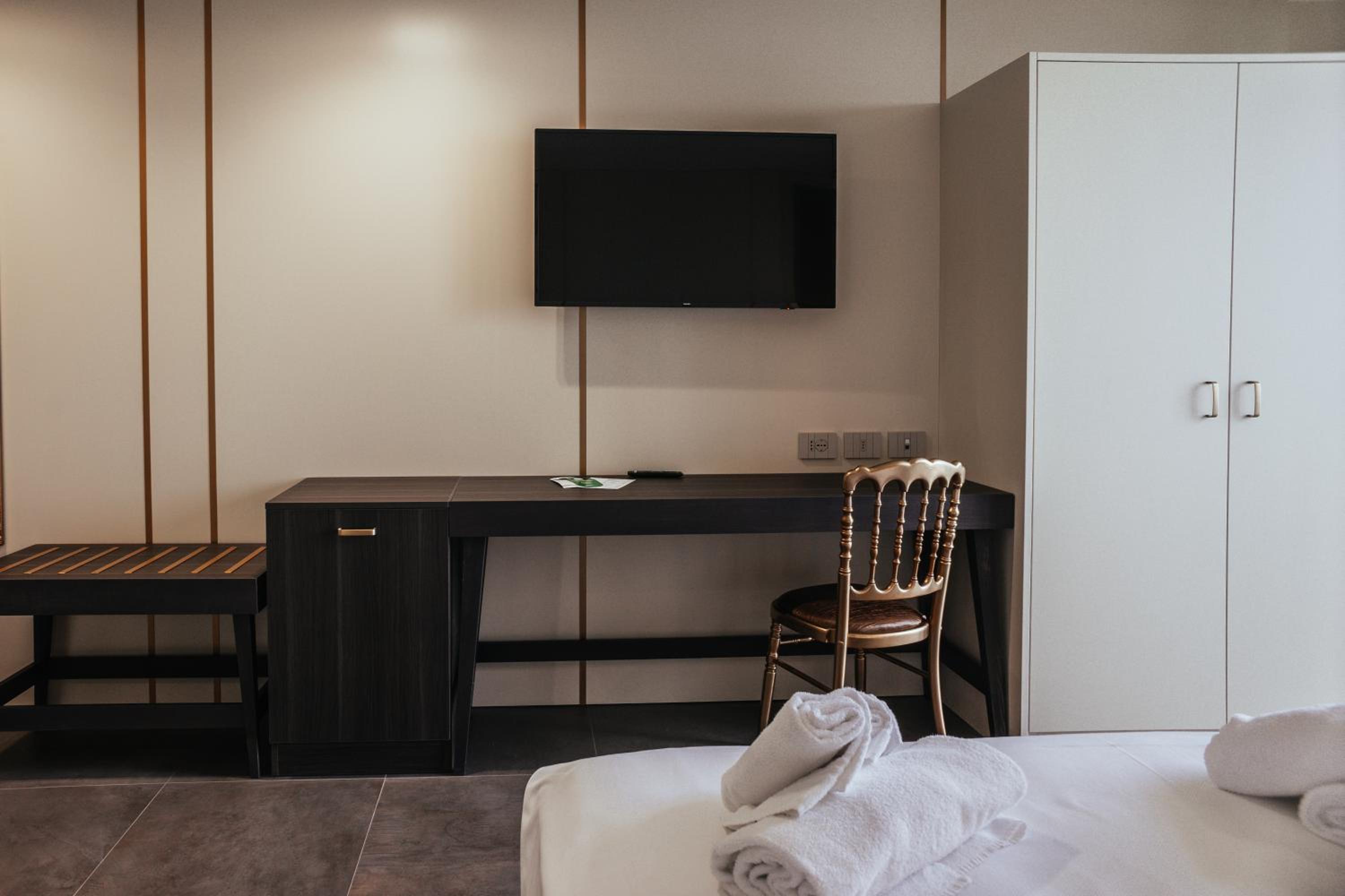 Junior Suite with Sea View - Photo 10