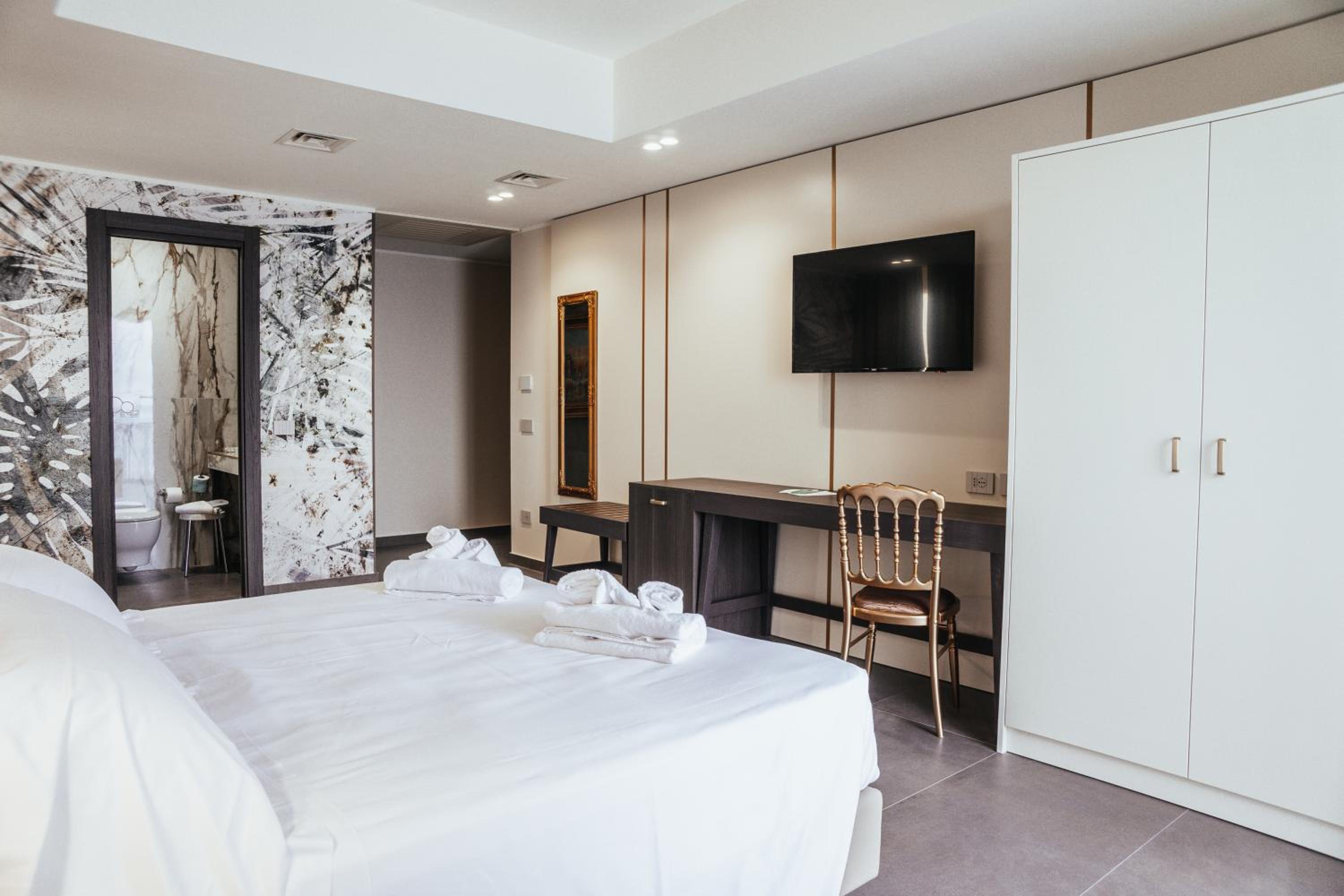 Junior Suite with Sea View - Photo 2