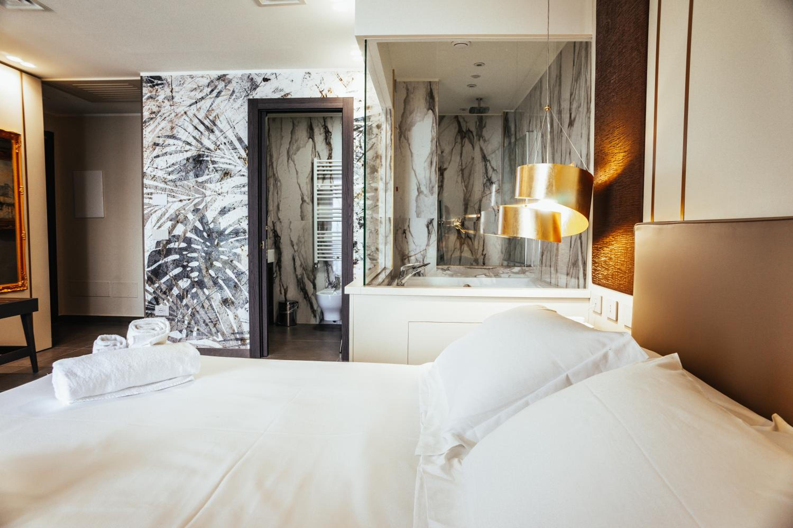 Royal Suite with Jacuzzi - Photo 7