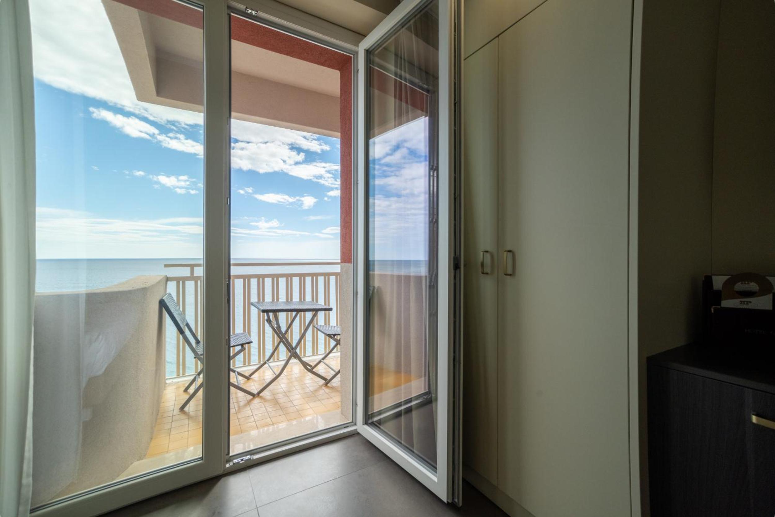 Junior Suite with Sea View - Photo 5