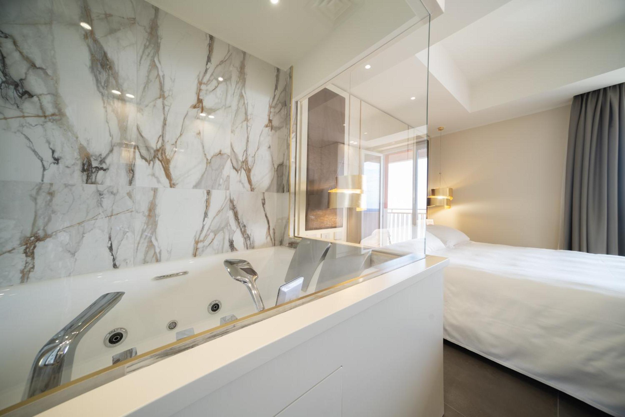 Royal Suite with Jacuzzi - Photo 10
