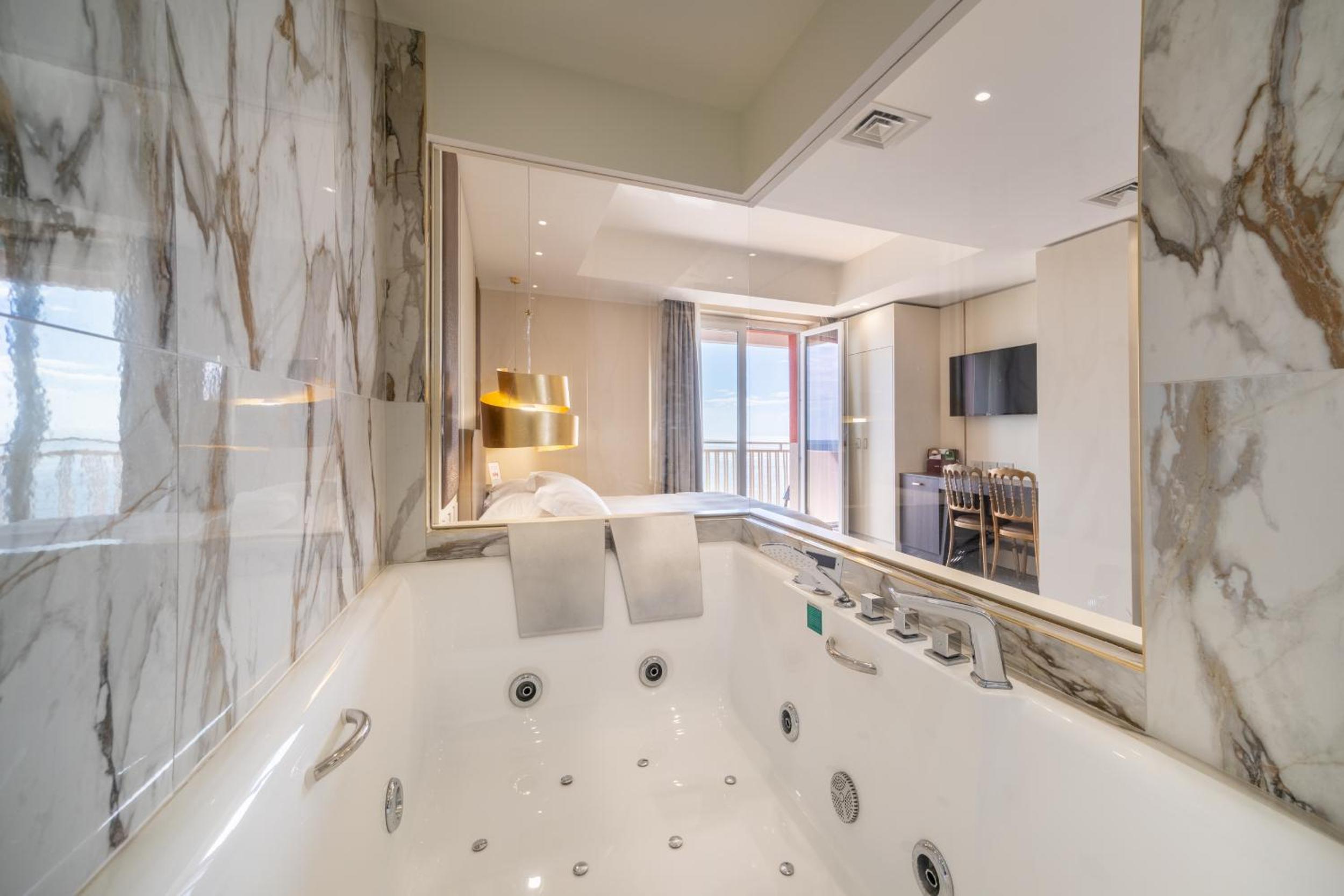 Royal Suite with Jacuzzi - Photo 9