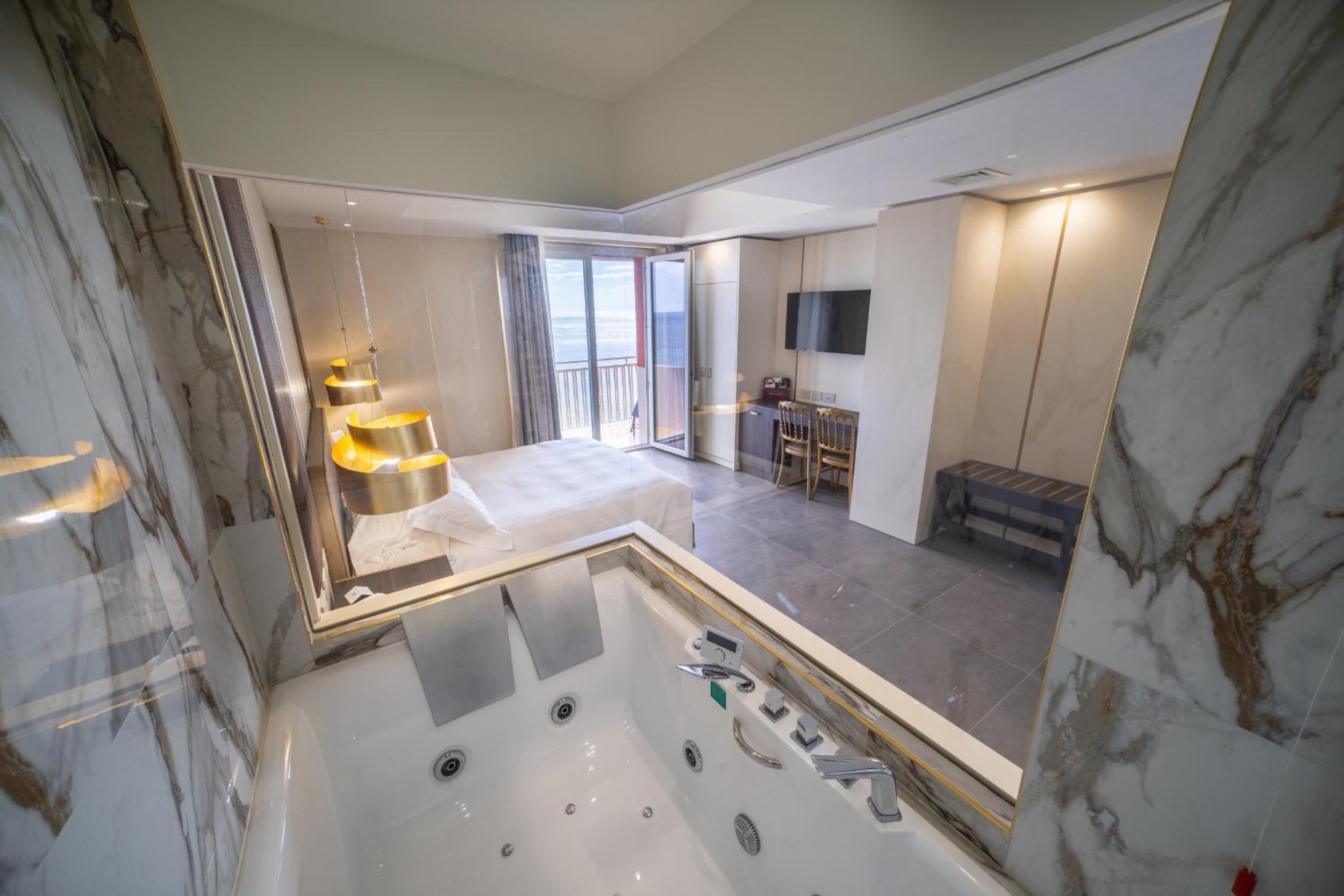 Royal Suite with Jacuzzi - Photo 8