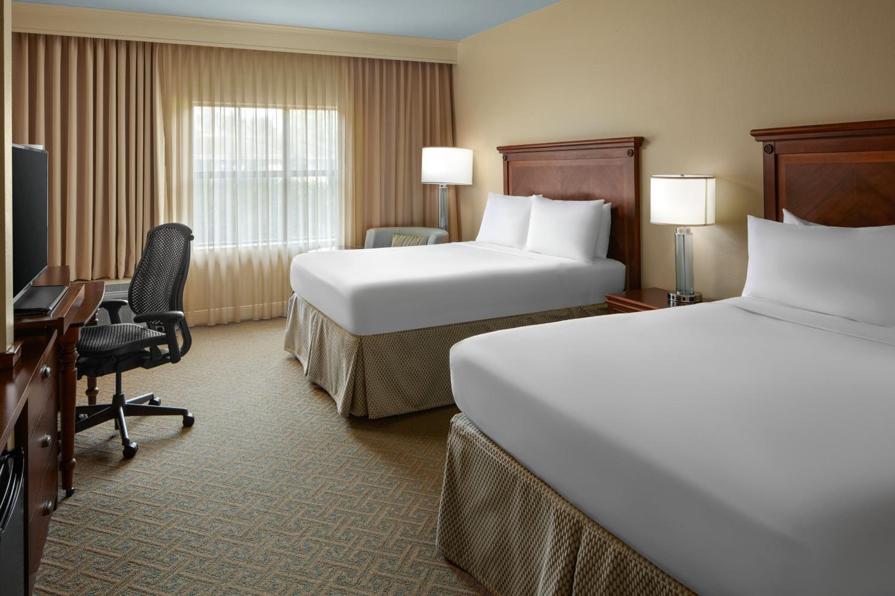 Queen Room with Two Queen Beds - Photo 4