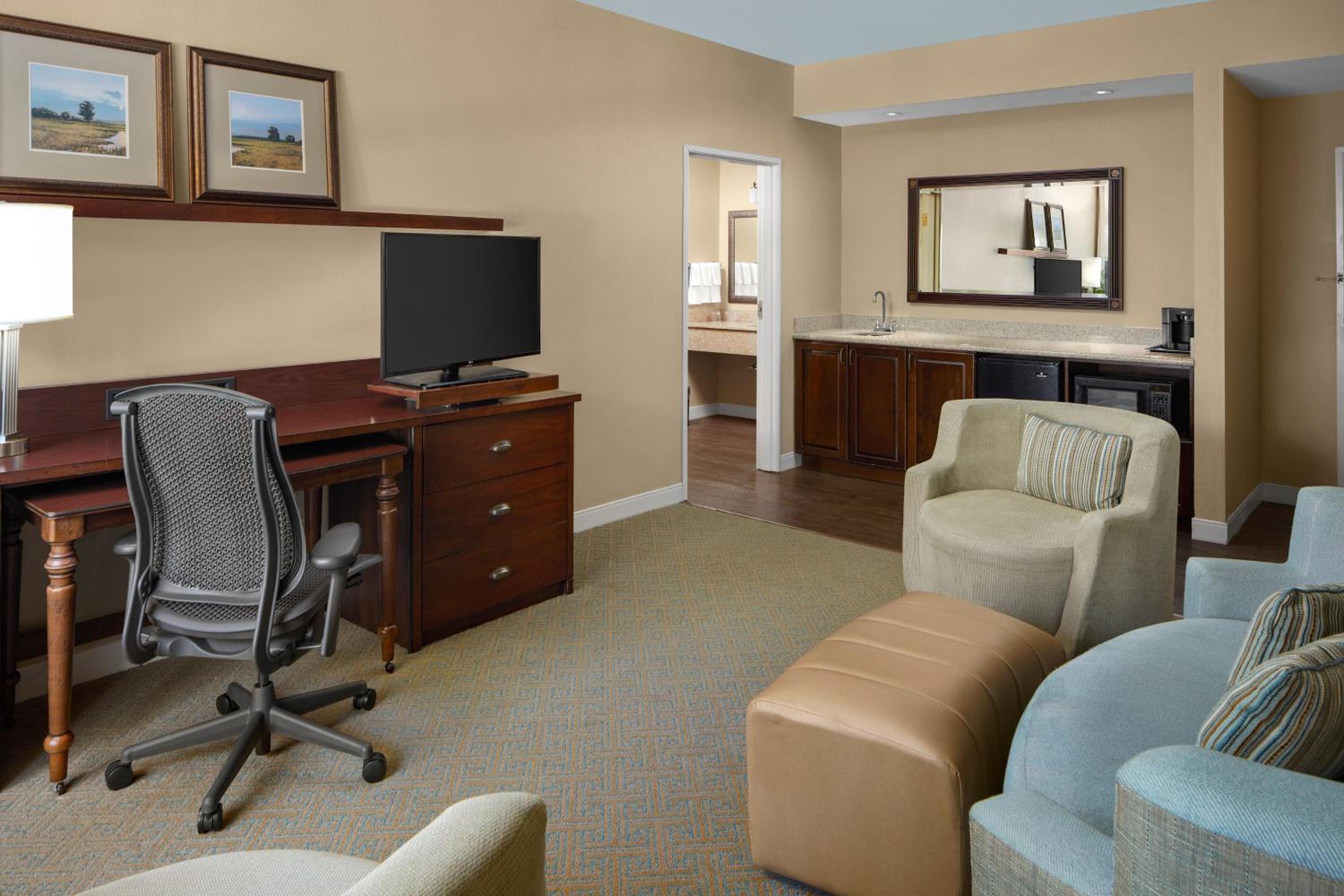 One-Bedroom Queen Suite with Sofa Bed - Photo 3