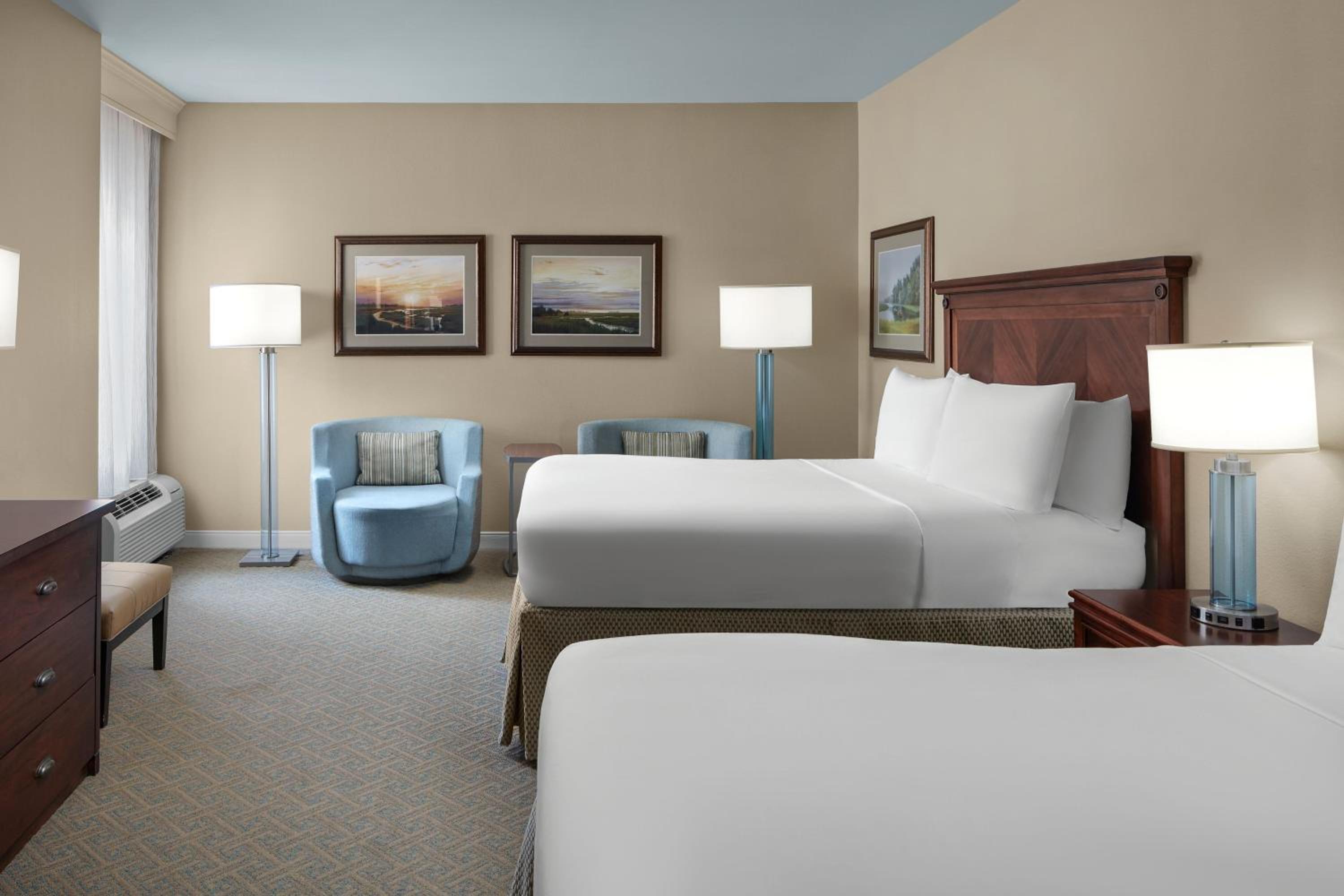 One-Bedroom Queen Suite with Sofa Bed - Photo 2