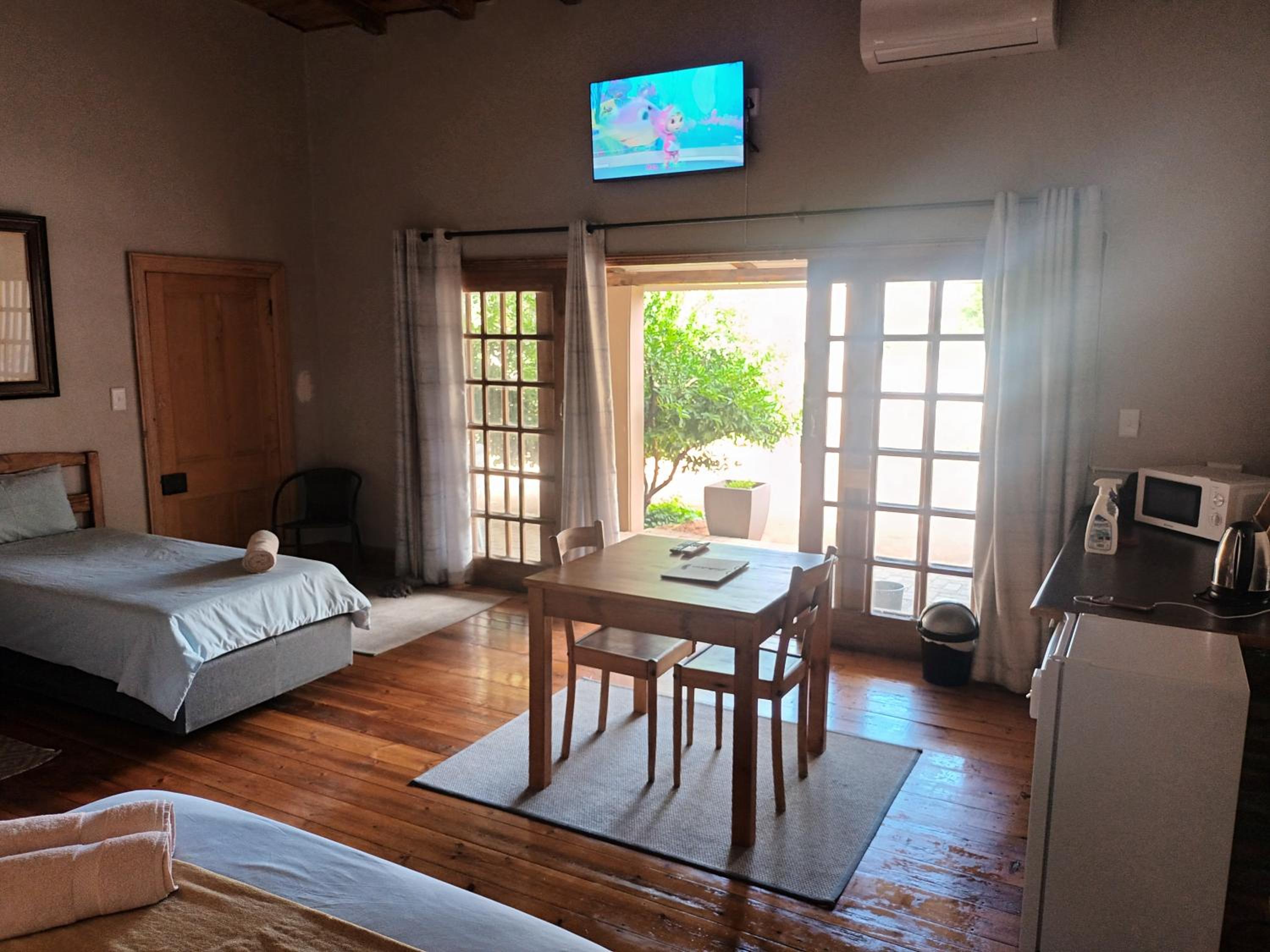 Family Room with Private Bathroom photo 2