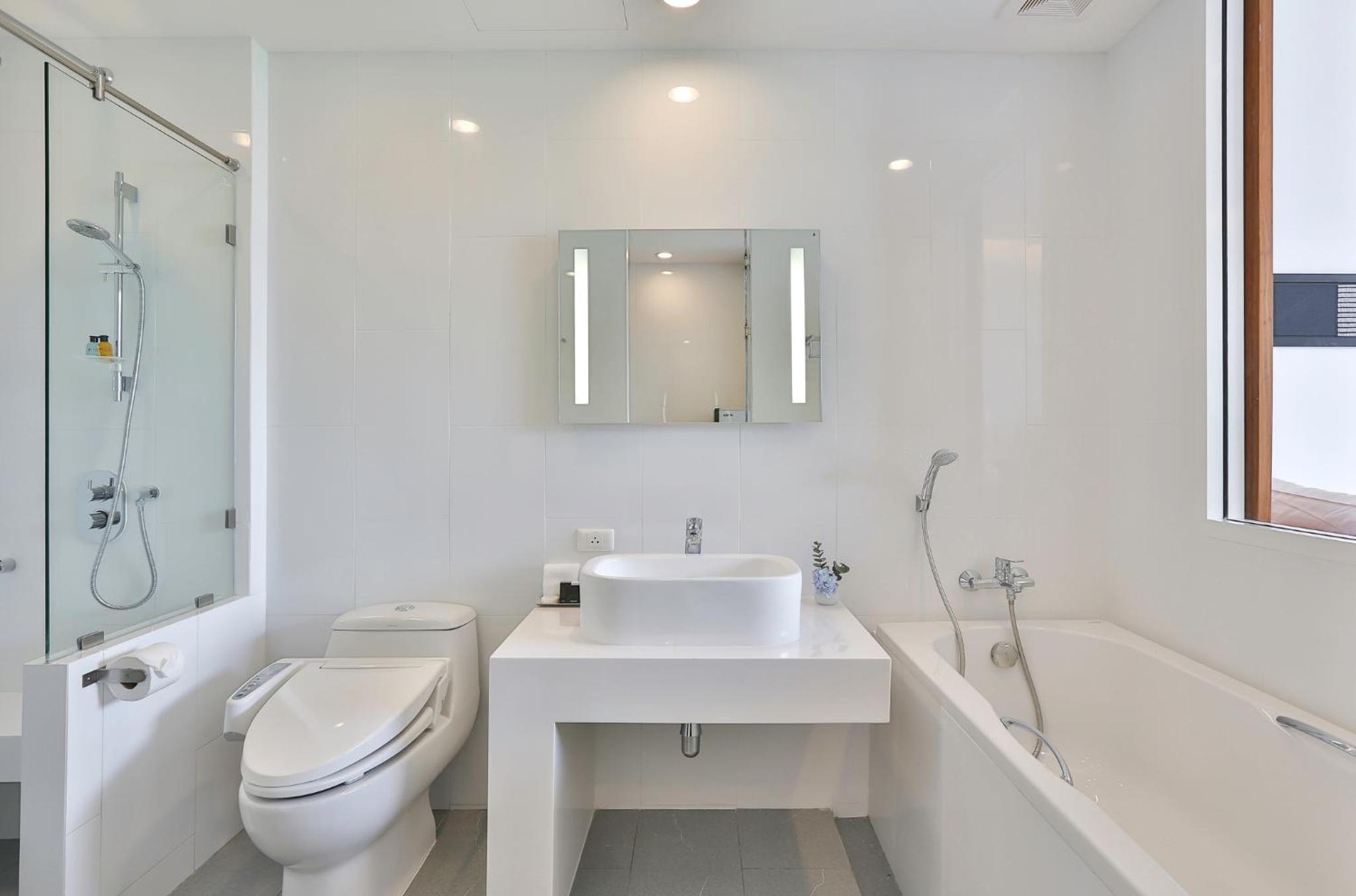 Superior with Bathtub photo 2