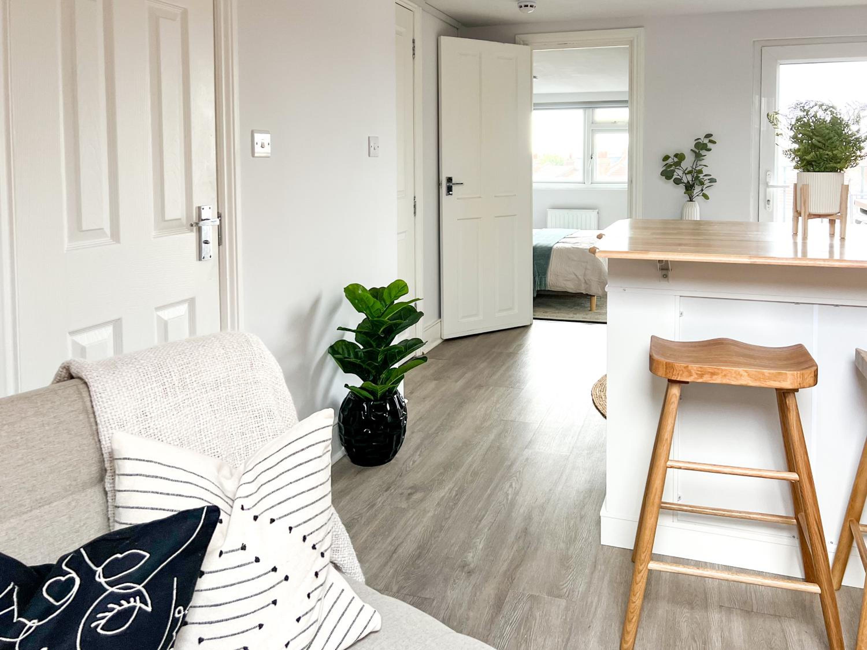 Deluxe One-Bedroom Apartment with City View photo 2