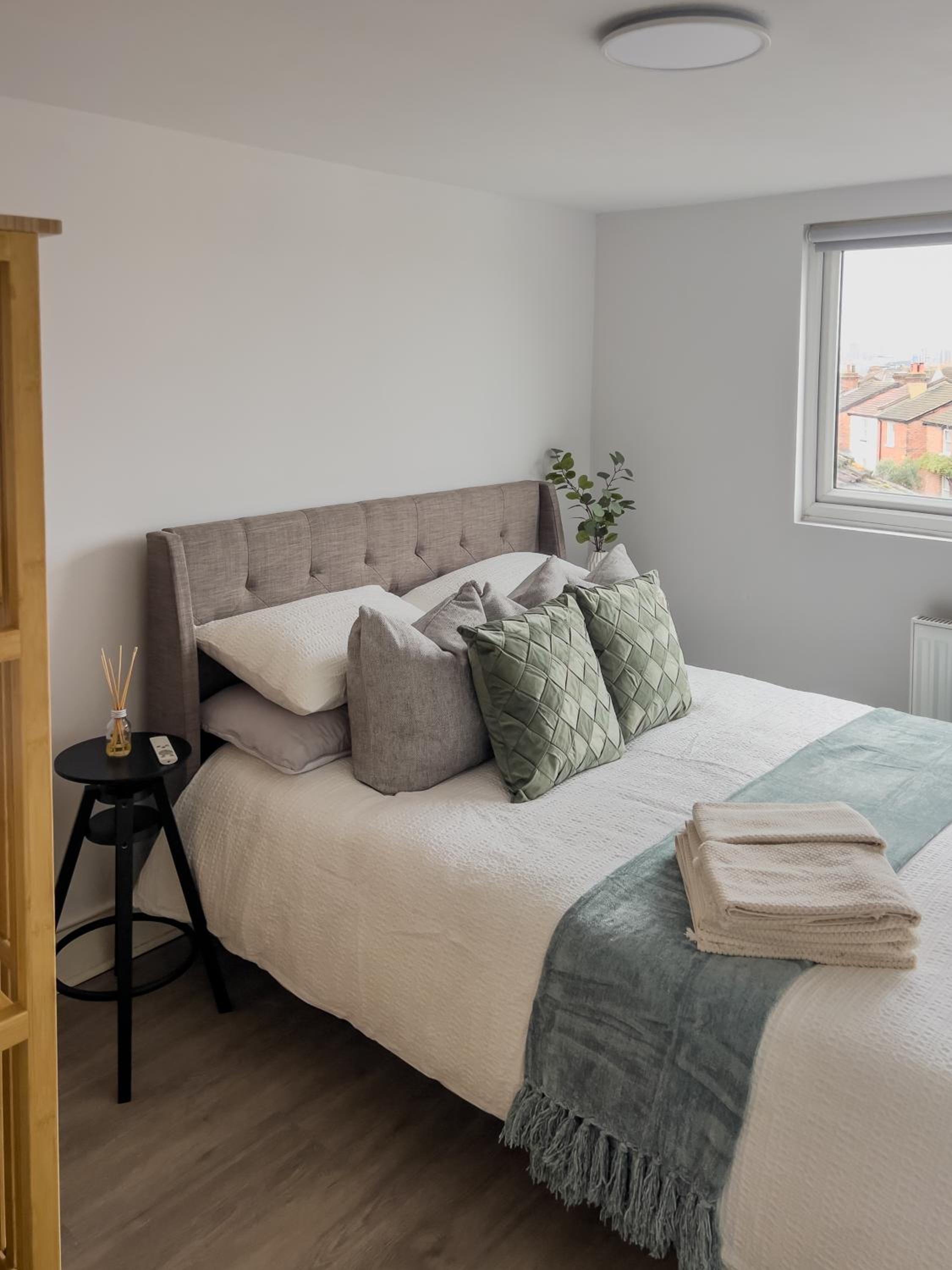 Deluxe One-Bedroom Apartment with City View photo 3