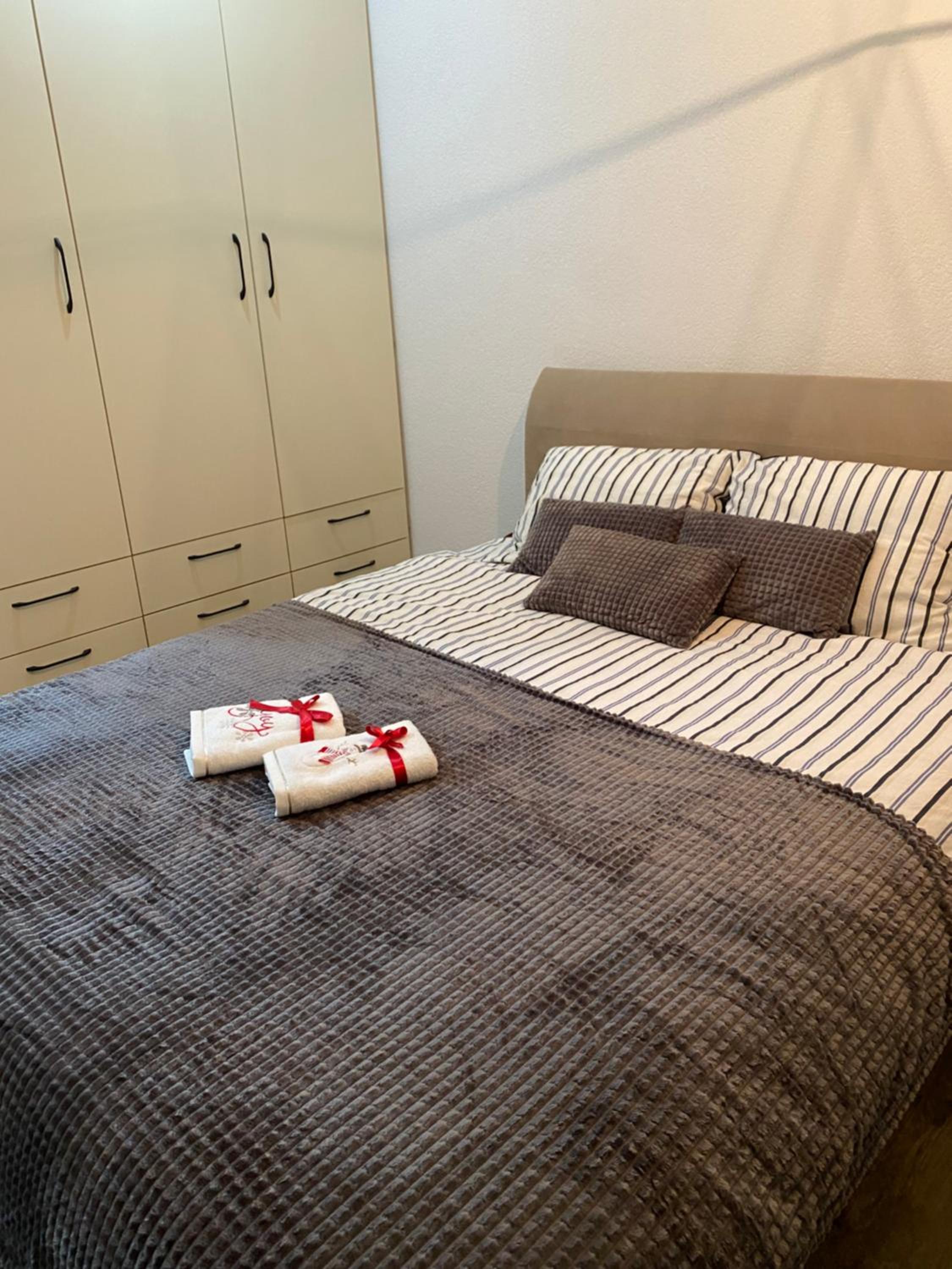 Single Bed In Dormitory Room photo 2