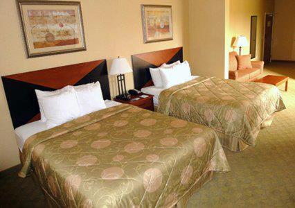 Queen Room with Two Queen Beds - Non-Smoking - Photo 4