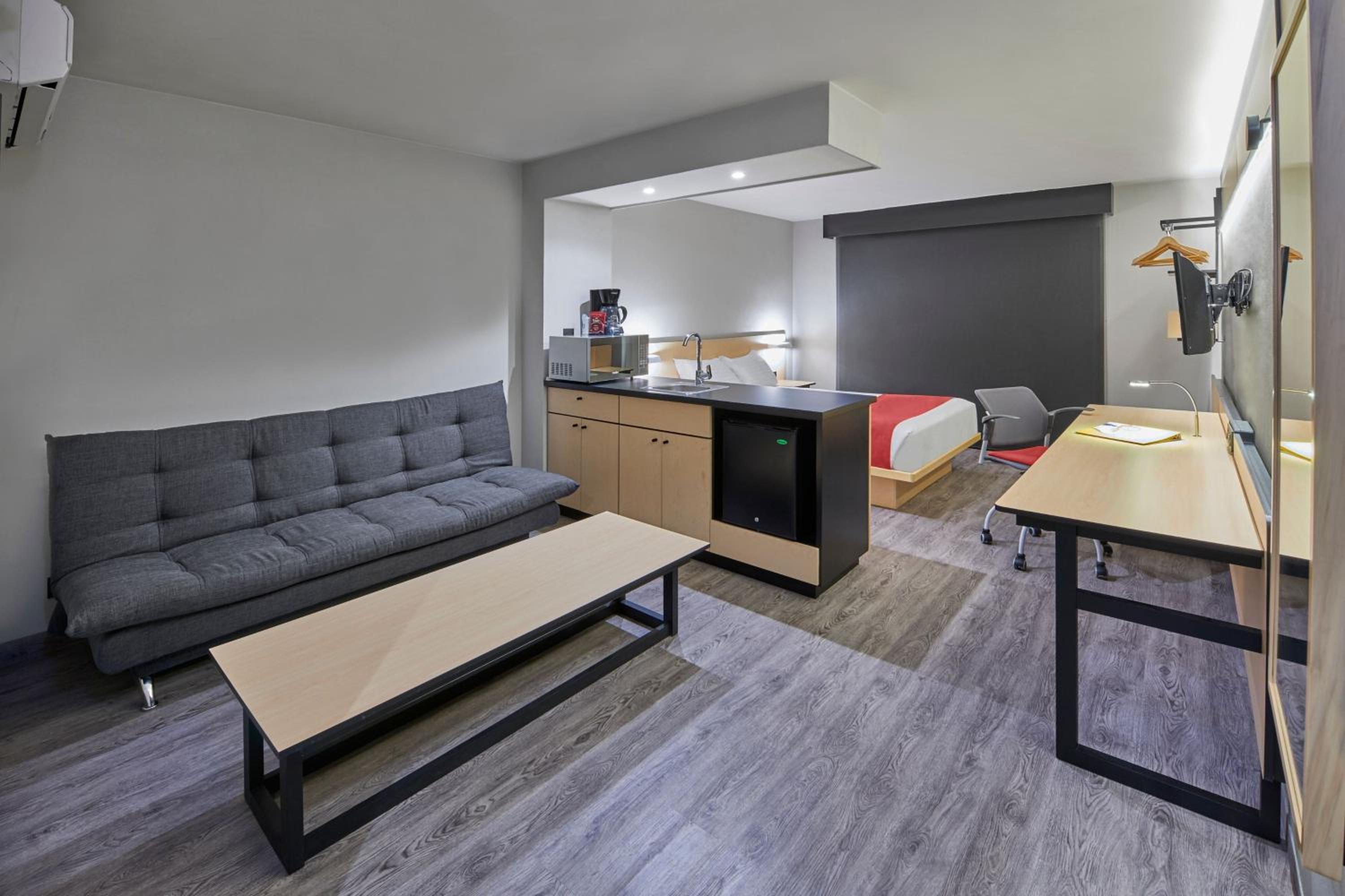 Superior Queen Room with Sofa Bed - Photo 2
