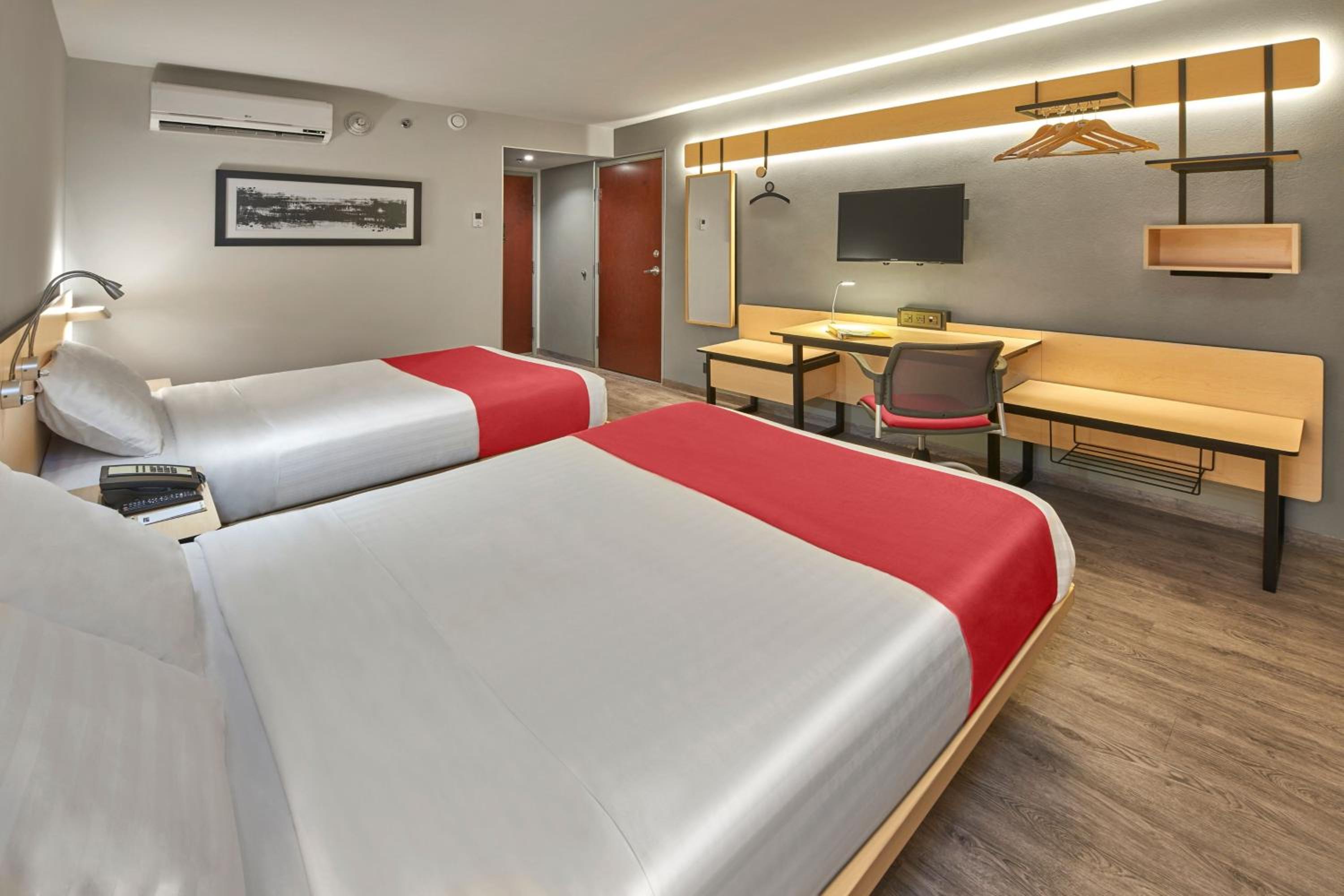 Double Room with Two Double Beds - Photo 2