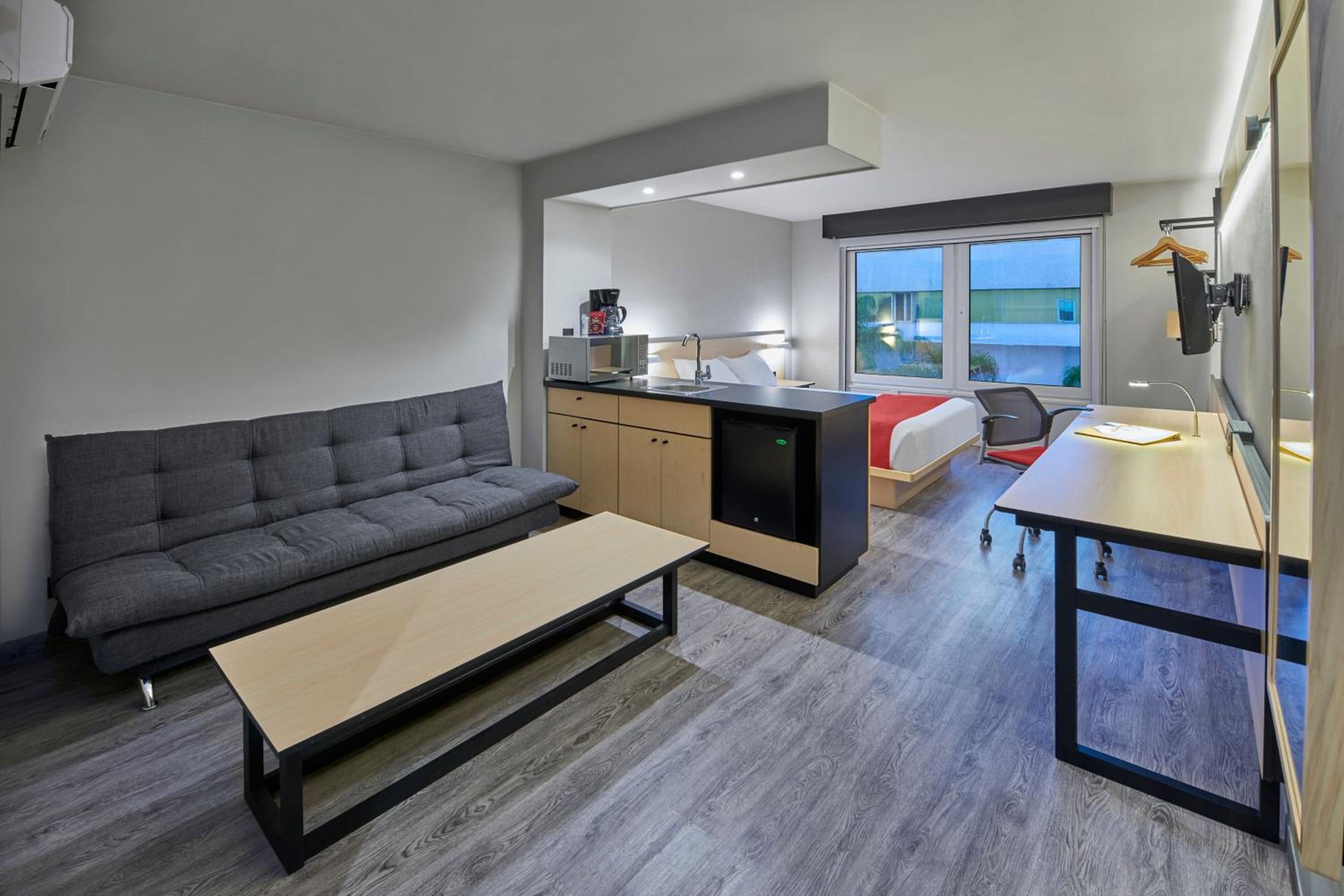 Superior Queen Room with Sofa Bed and Ocean View - Photo 4