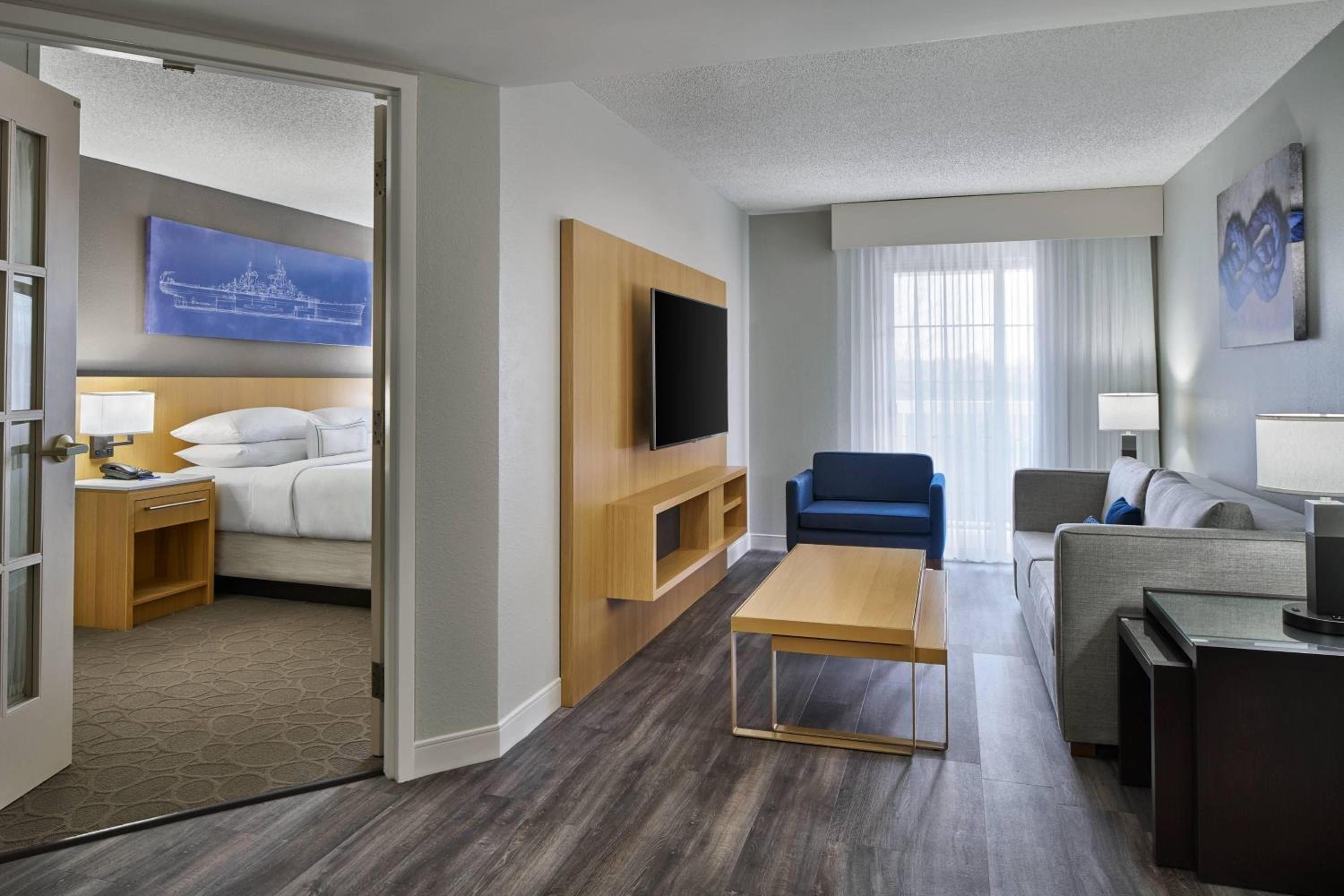 Executive King Suite with Balcony - Photo 2