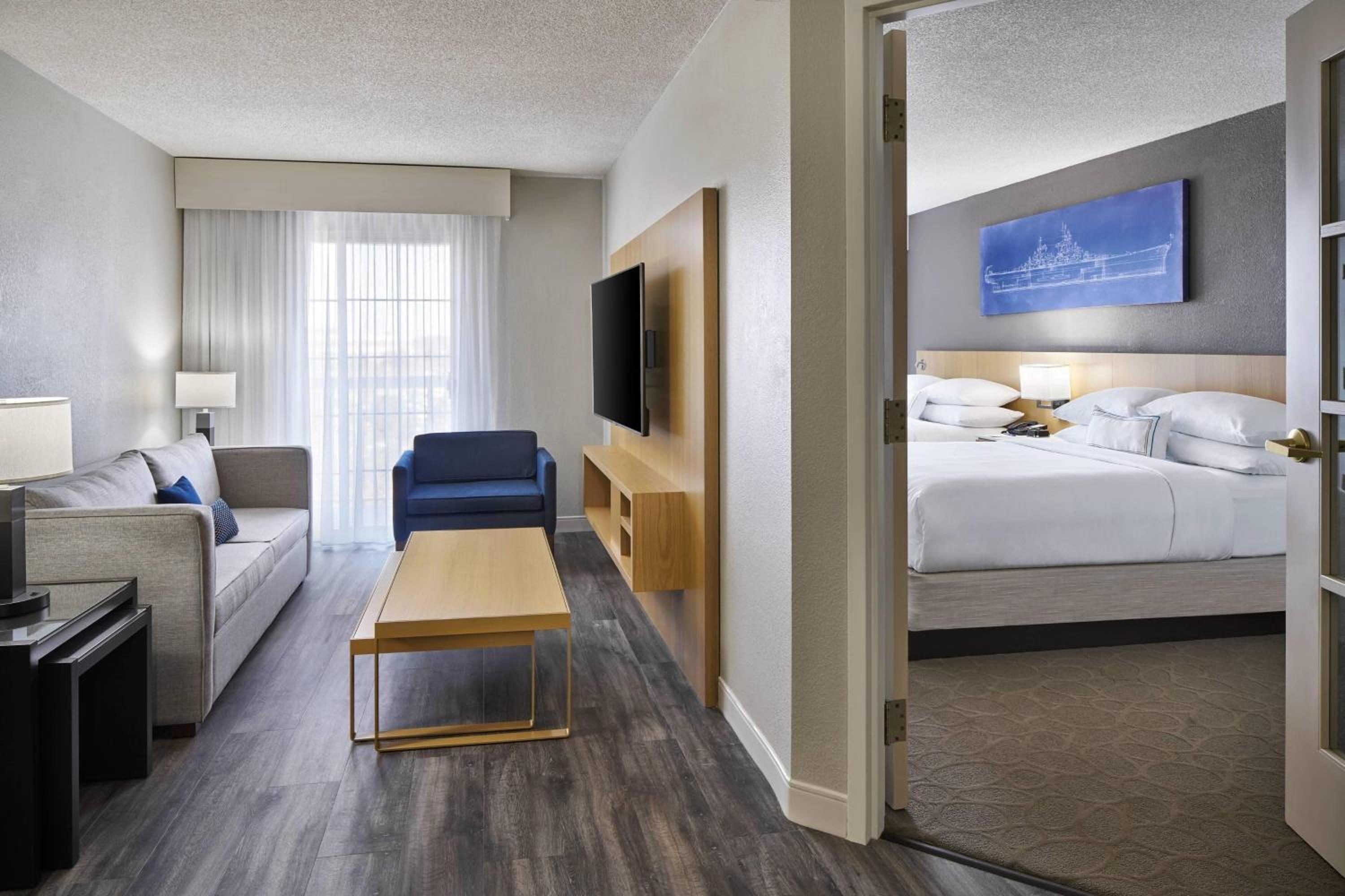 Queen Suite with Balcony - Photo 3