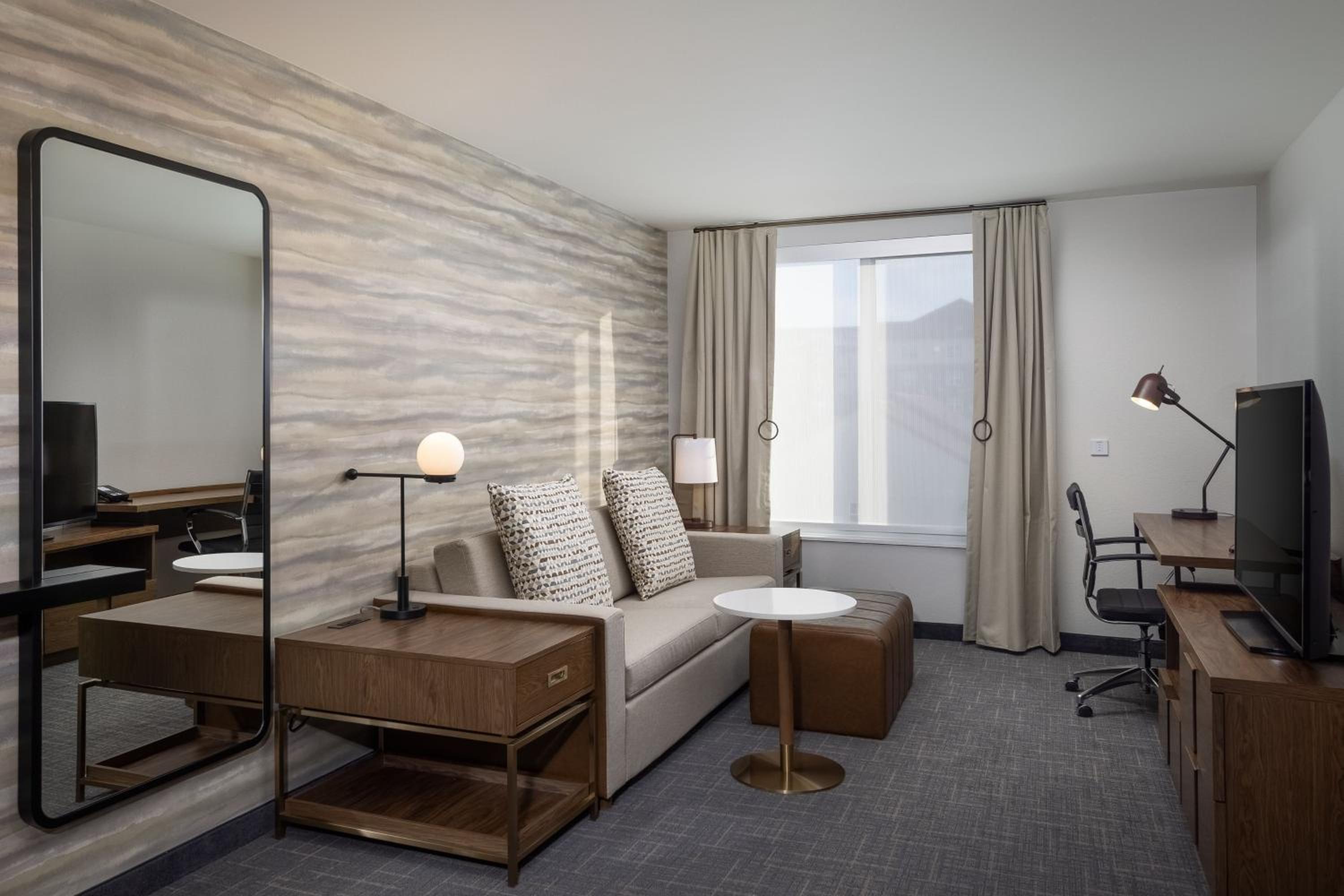 One-Bedroom Queen Suite with Two Queen Beds and Sofa Bed  - Photo 9