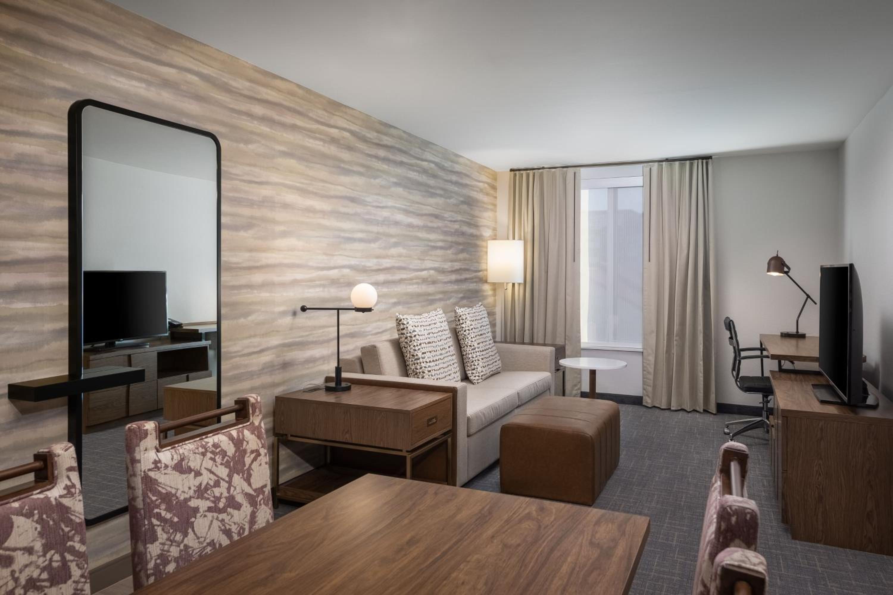 One-Bedroom Queen Suite with Two Queen Beds and Sofa Bed  - Photo 8