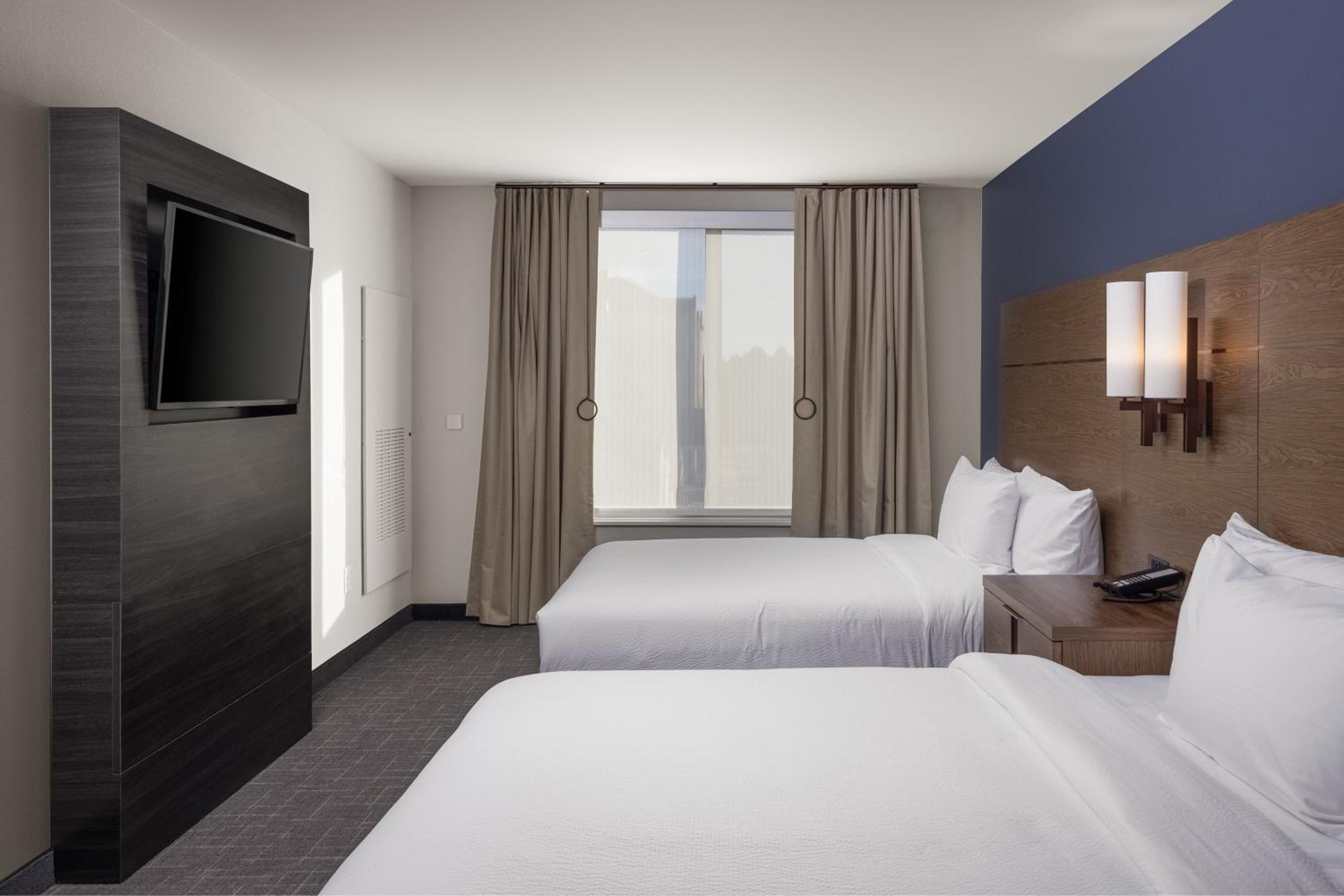 One-Bedroom Queen Suite with Two Queen Beds and Sofa Bed  - Photo 6
