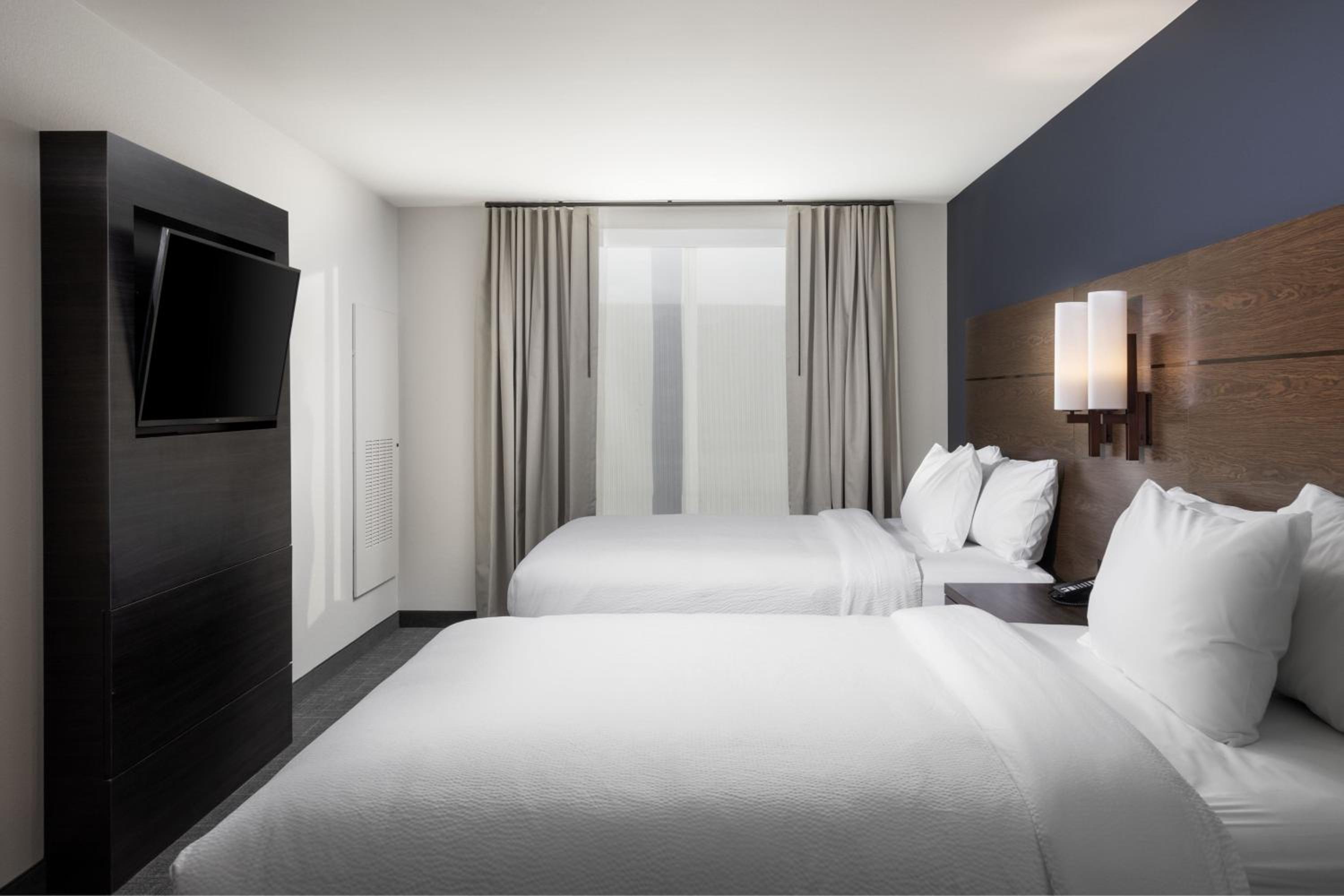 One-Bedroom Queen Suite with Two Queen Beds and Sofa Bed  - Photo 5