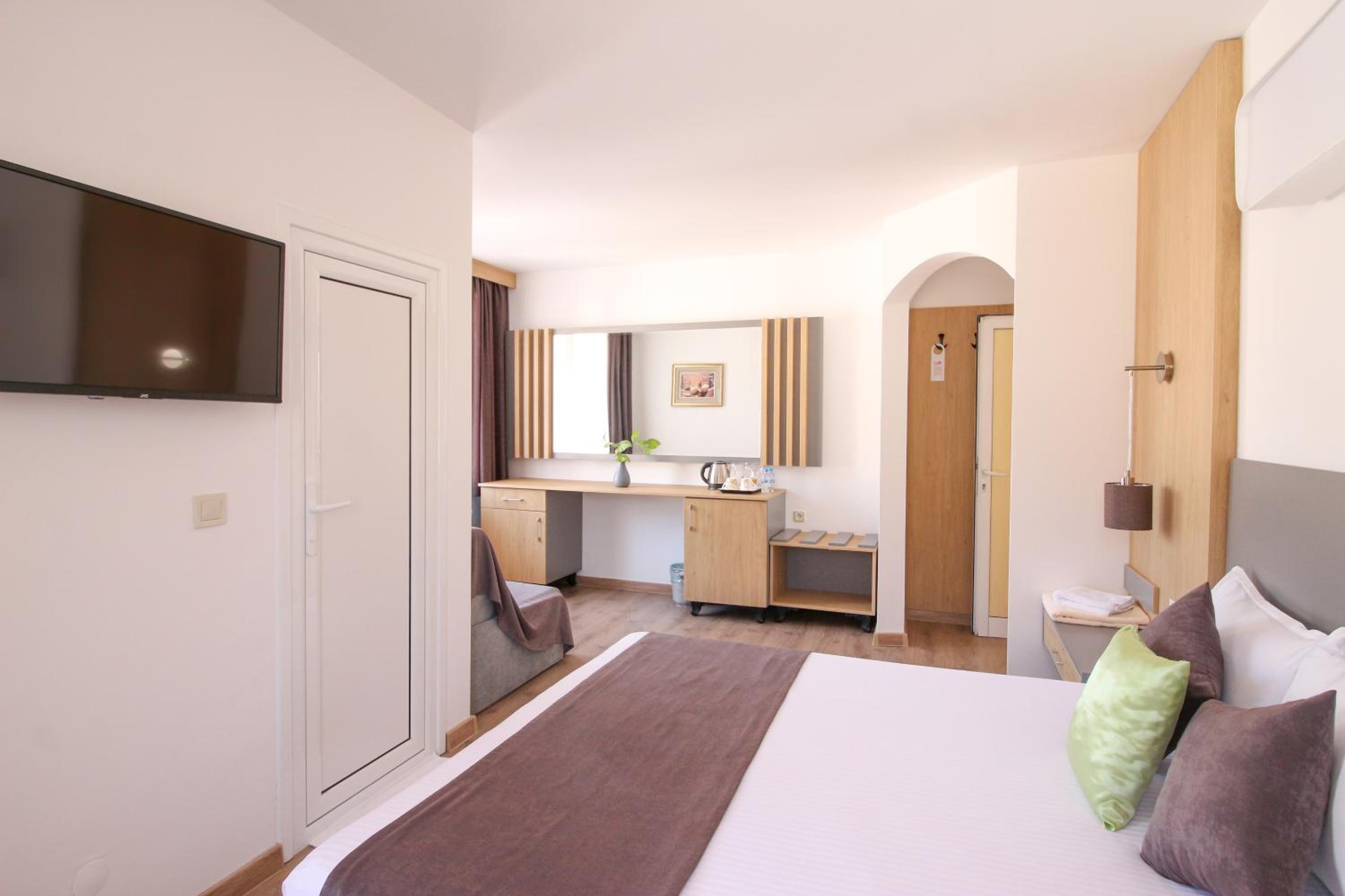 Deluxe Double Room (2 Adults + 1 Child) photo 1