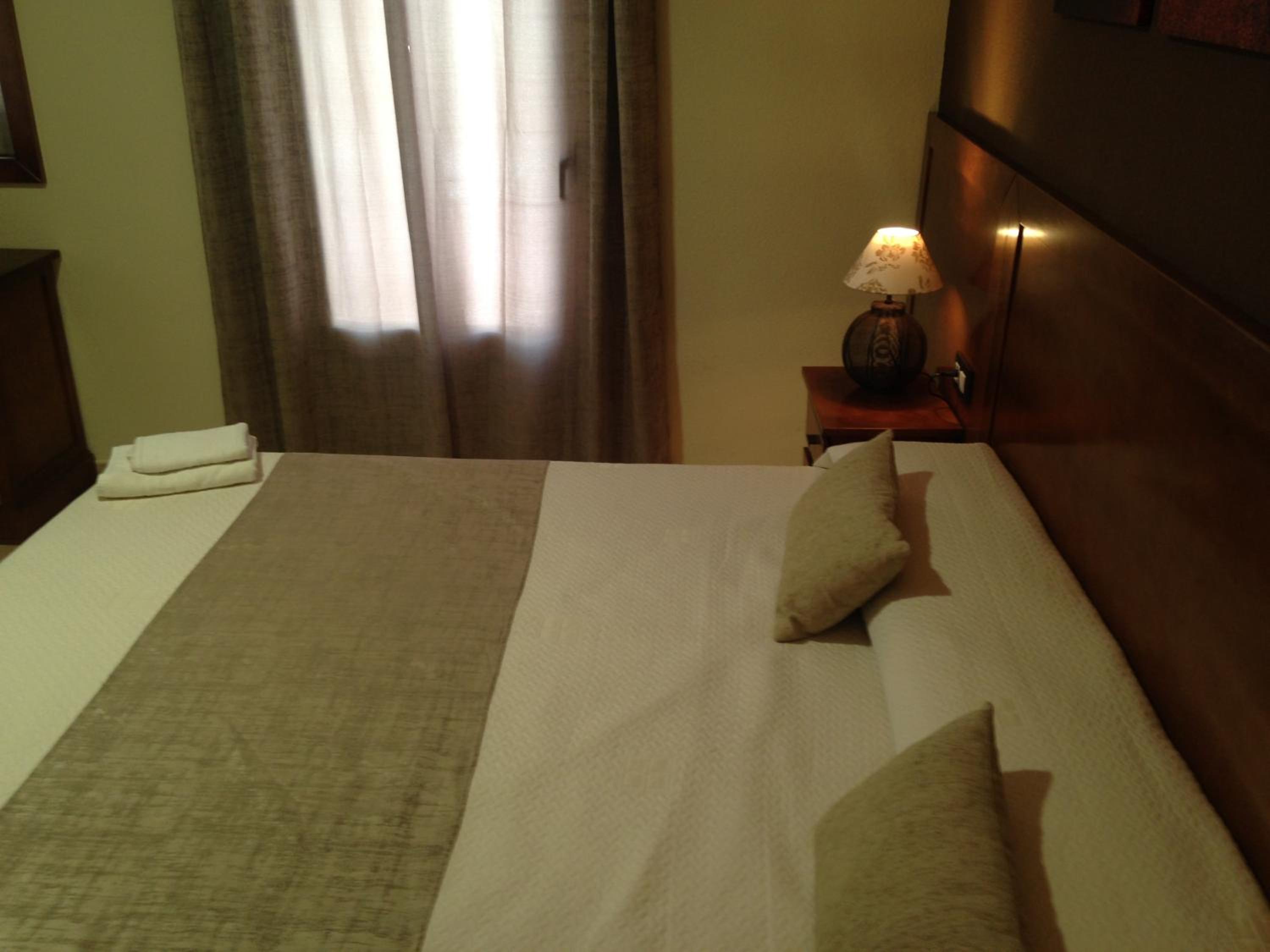 King Room with Balcony - Photo 6