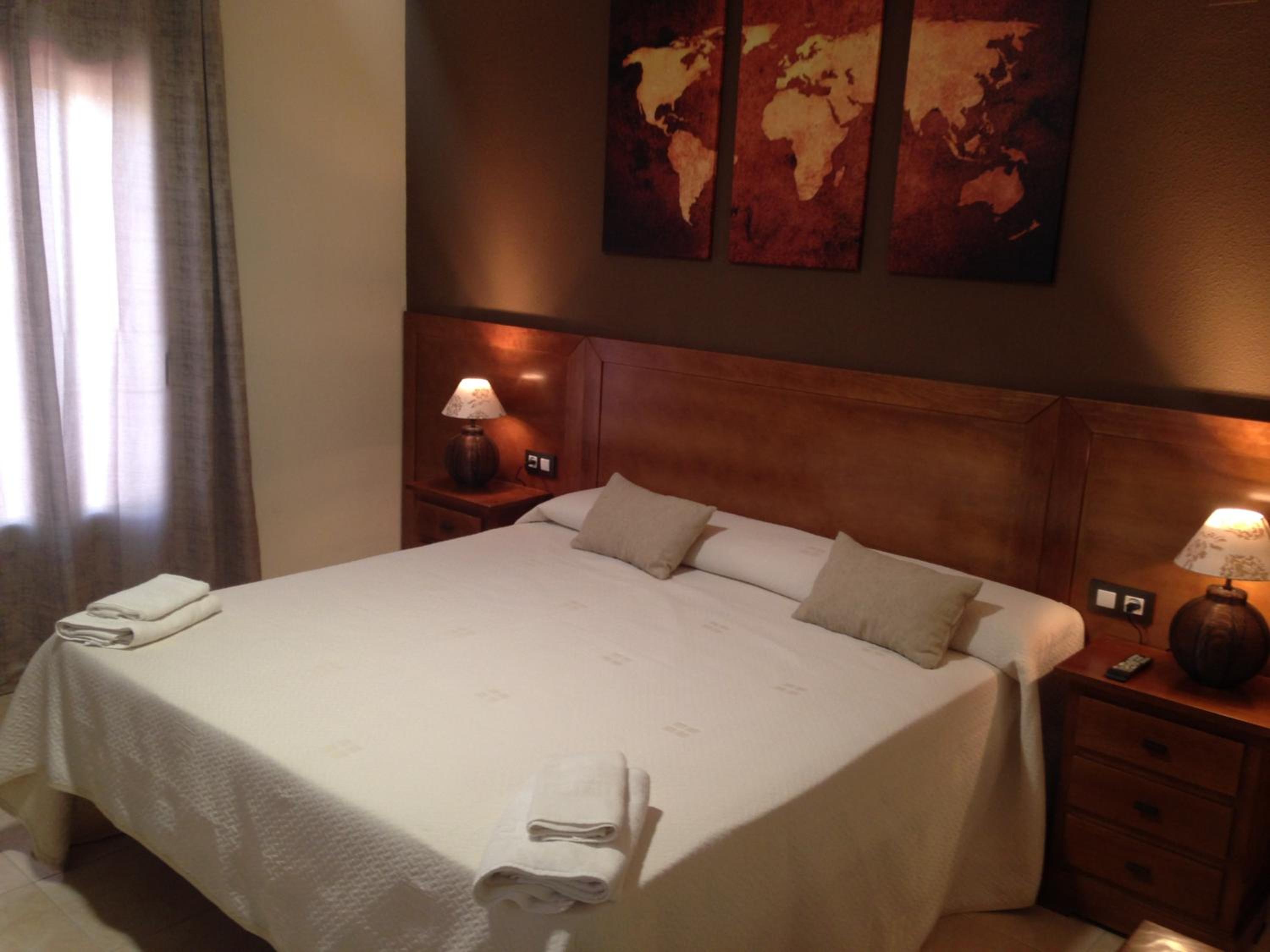 King Room with Balcony - Photo 5