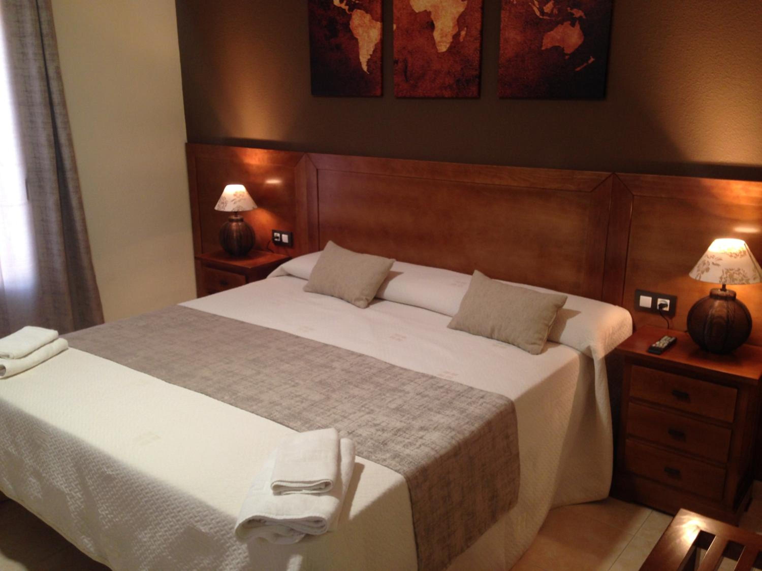 King Room with Balcony - Photo 8