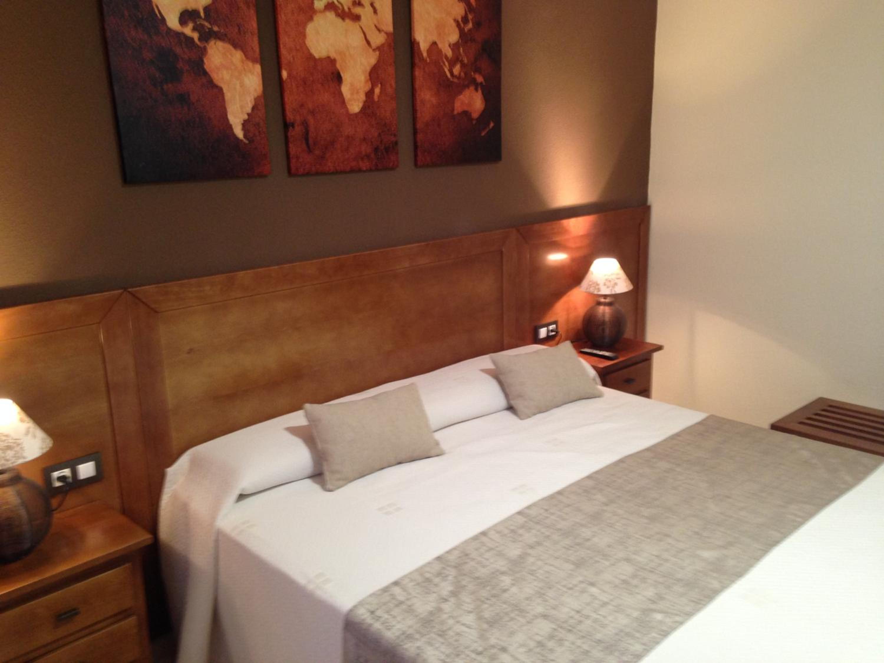 King Room with Balcony - Photo 7